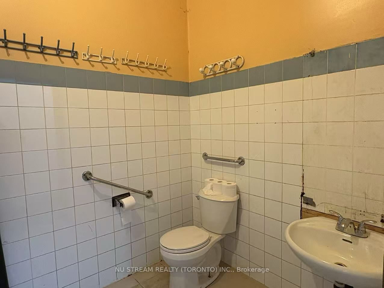 688 Gerrard Street Property Photo 7