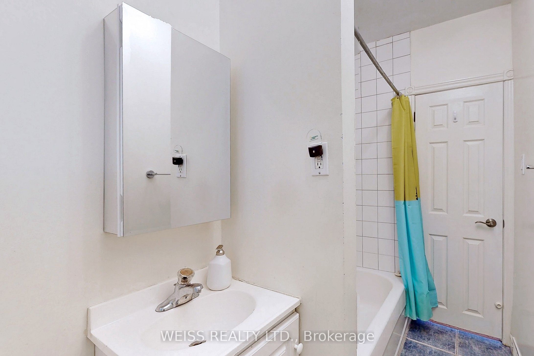 #upper - 2468 Danforth Avenue Property Photo 17