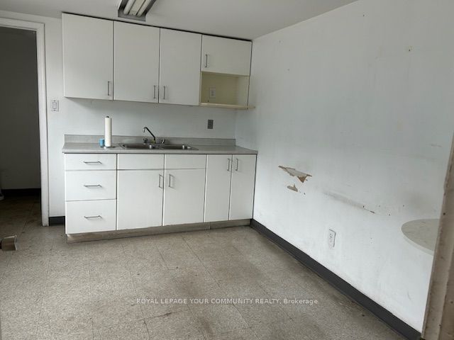 #2 - 12 Golden Gate Court Property Photo 8