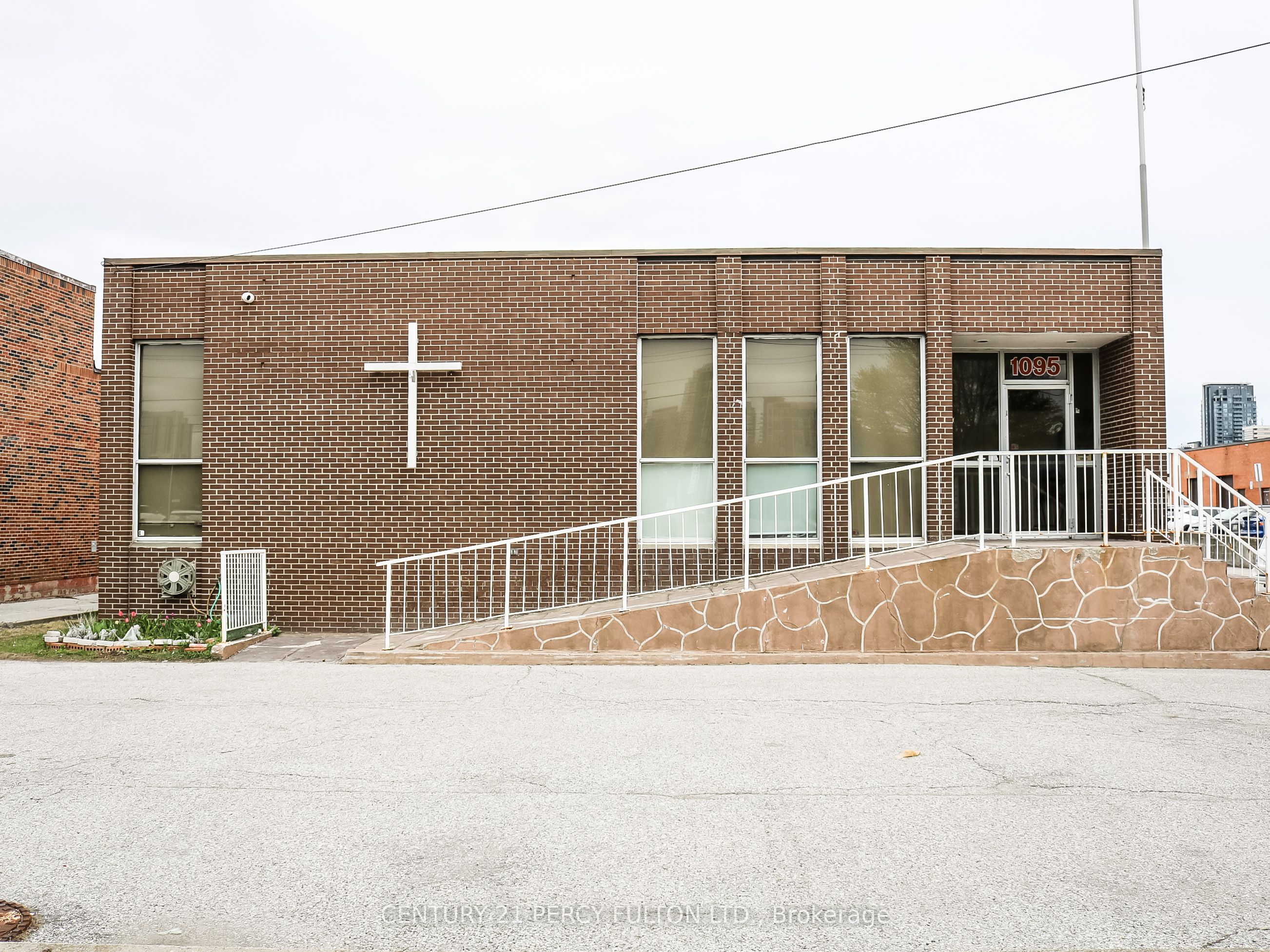 1095 Bellamy Road N Property Photo 3