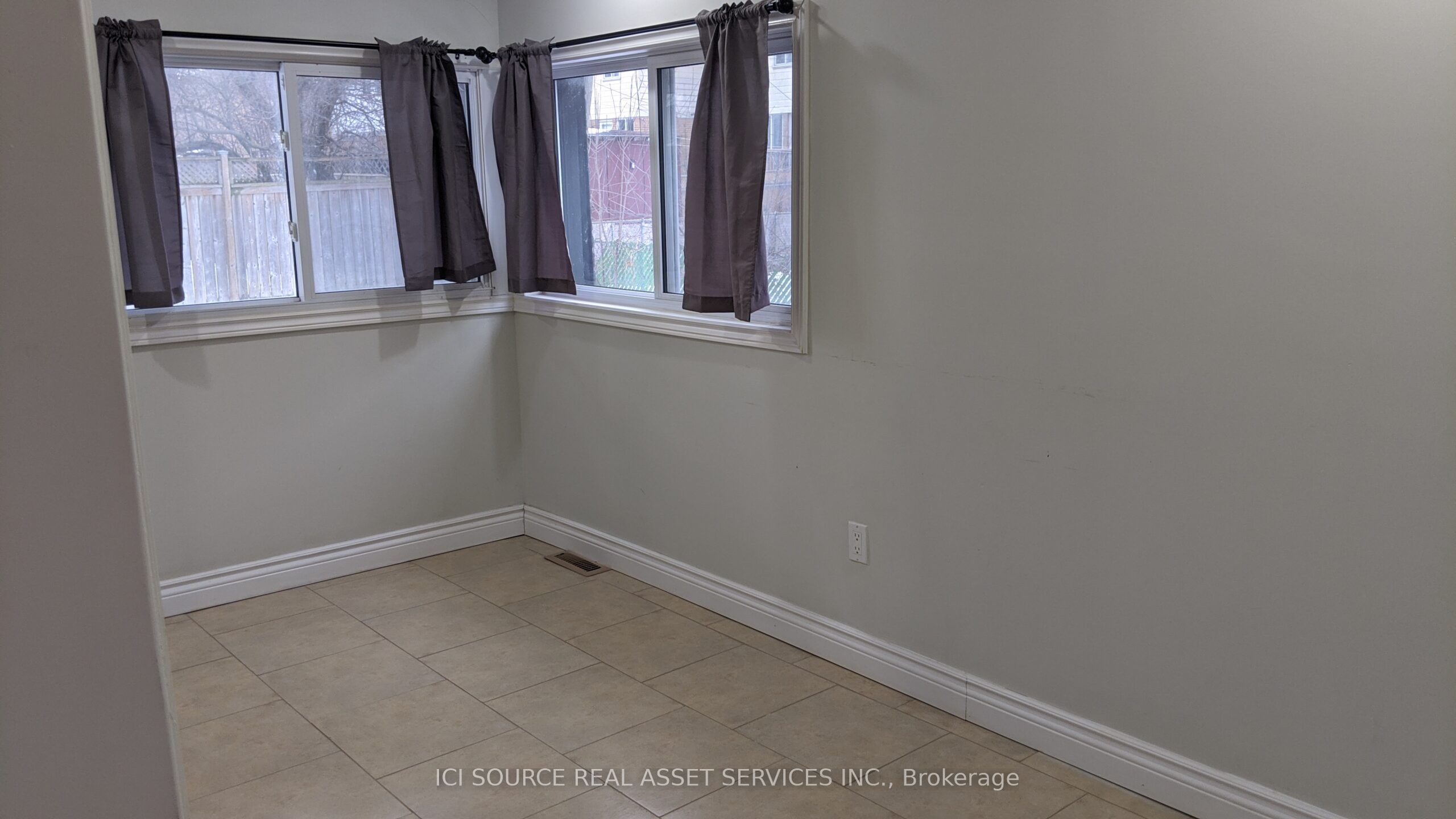 #upper Unit - 1152 Cedar Street Property Photo 5