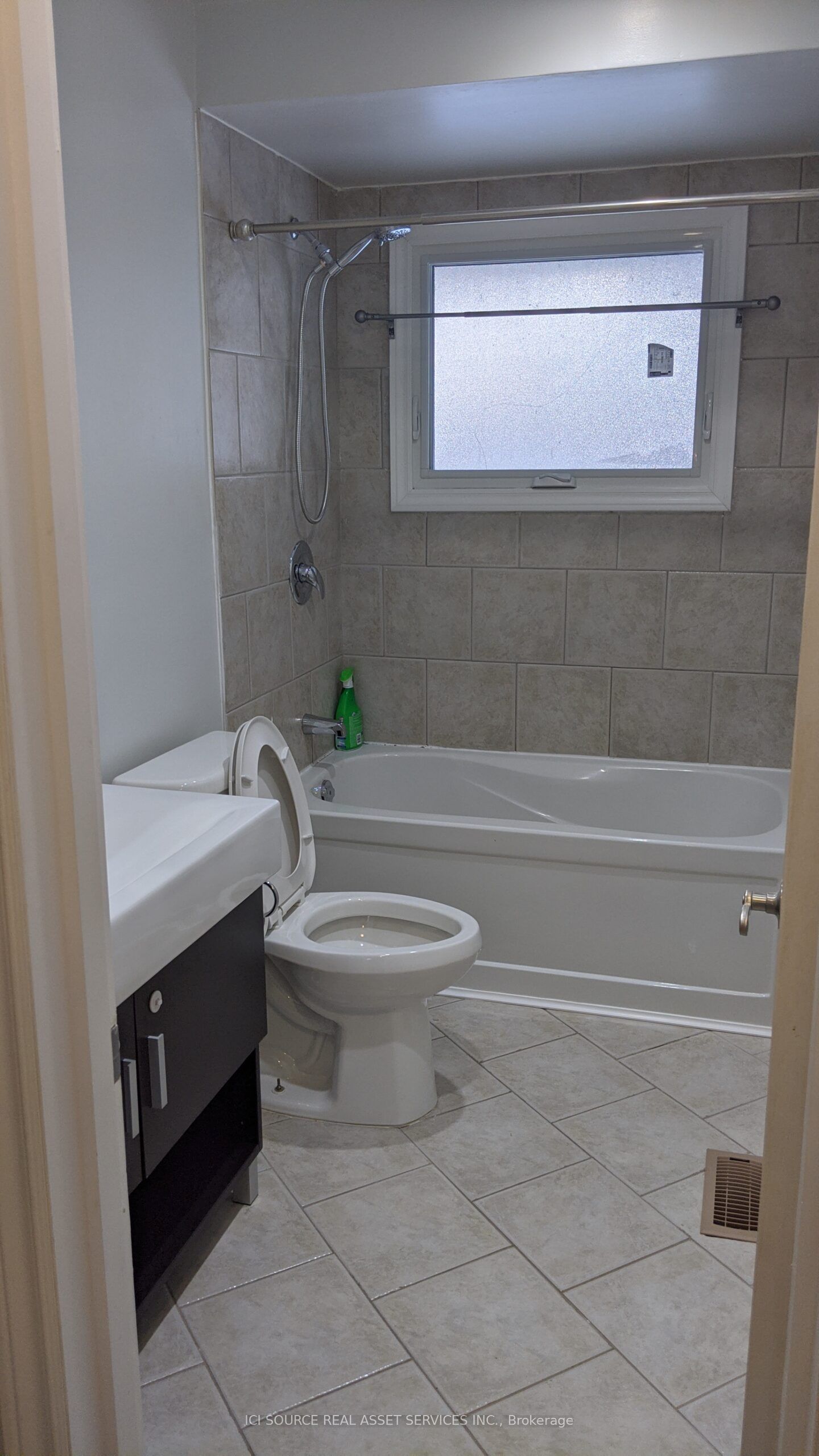 #upper Unit - 1152 Cedar Street Property Photo 11