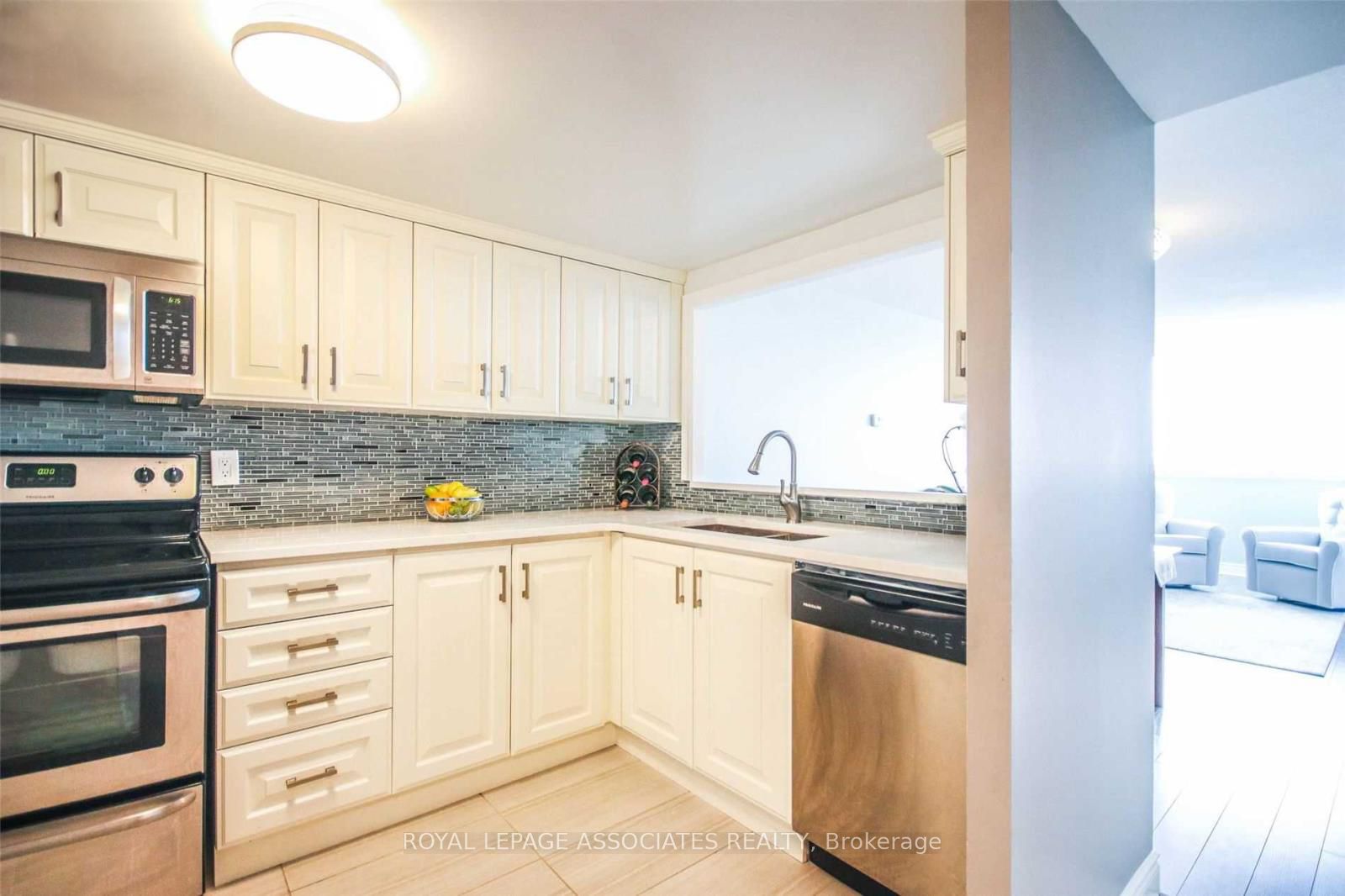 #lp11 - 2466 Eglinton Avenue Property Photo 7