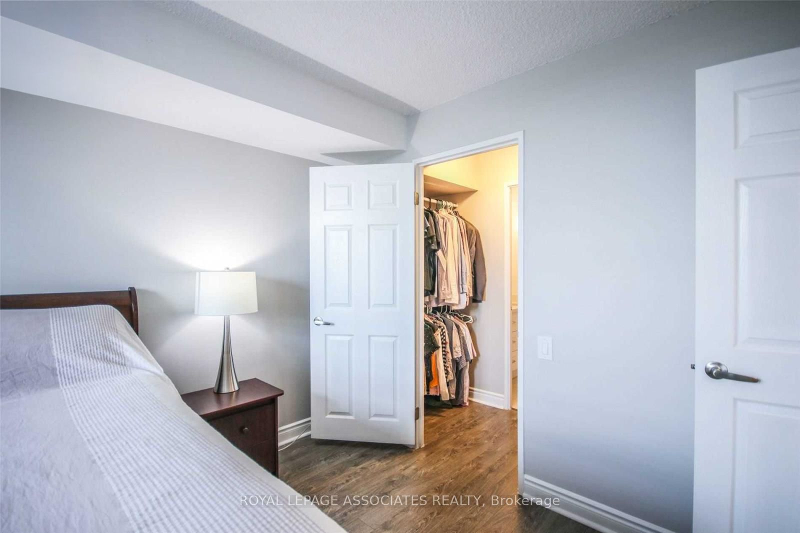 #lp11 - 2466 Eglinton Avenue Property Photo 18