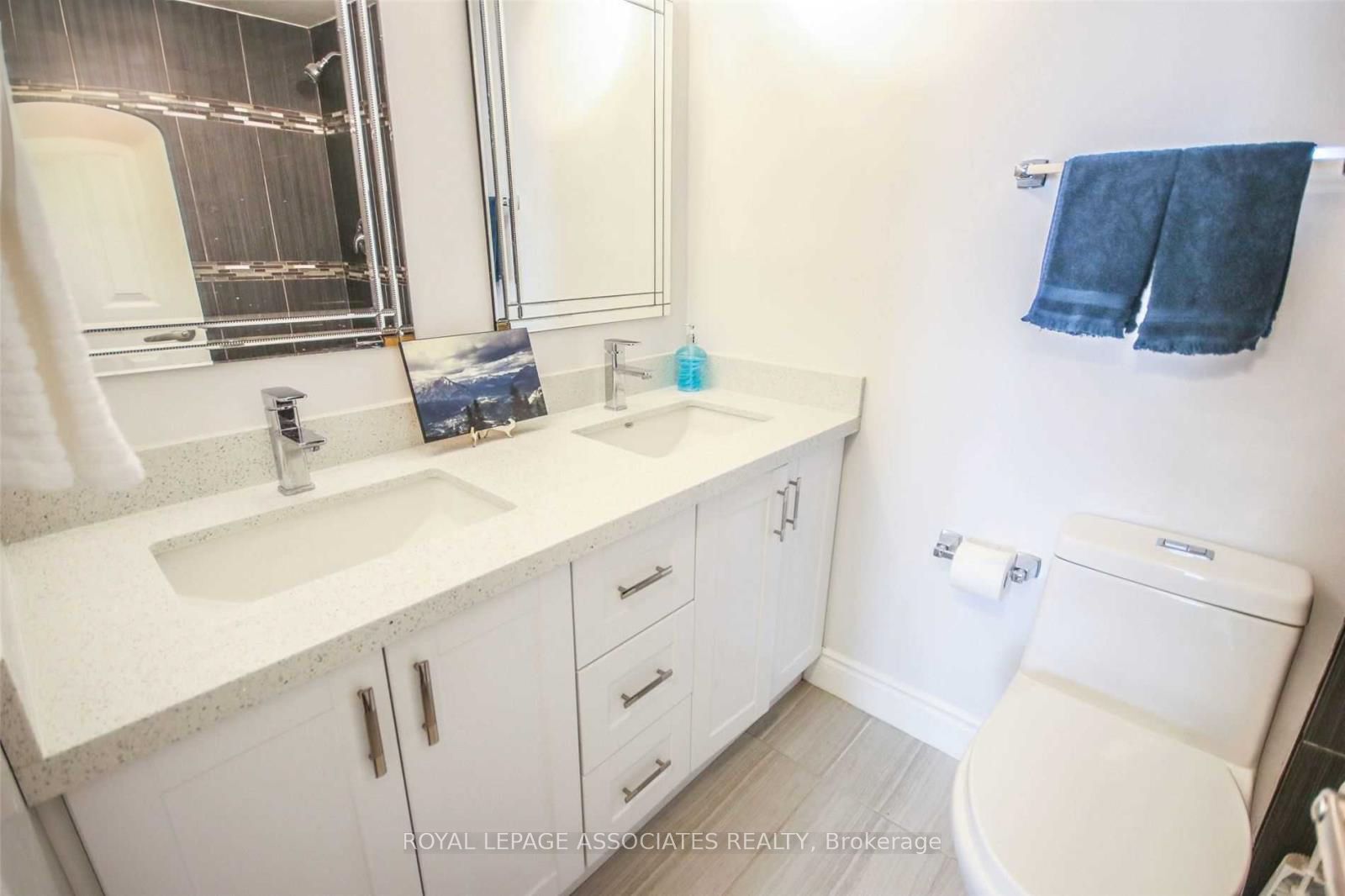 #lp11 - 2466 Eglinton Avenue Property Photo 21