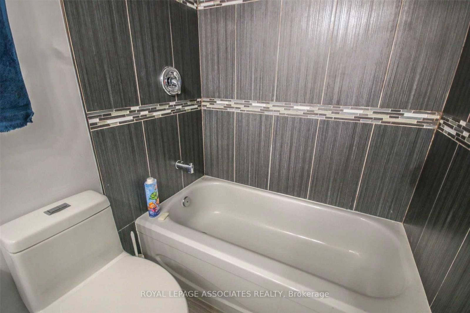 #lp11 - 2466 Eglinton Avenue Property Photo 22