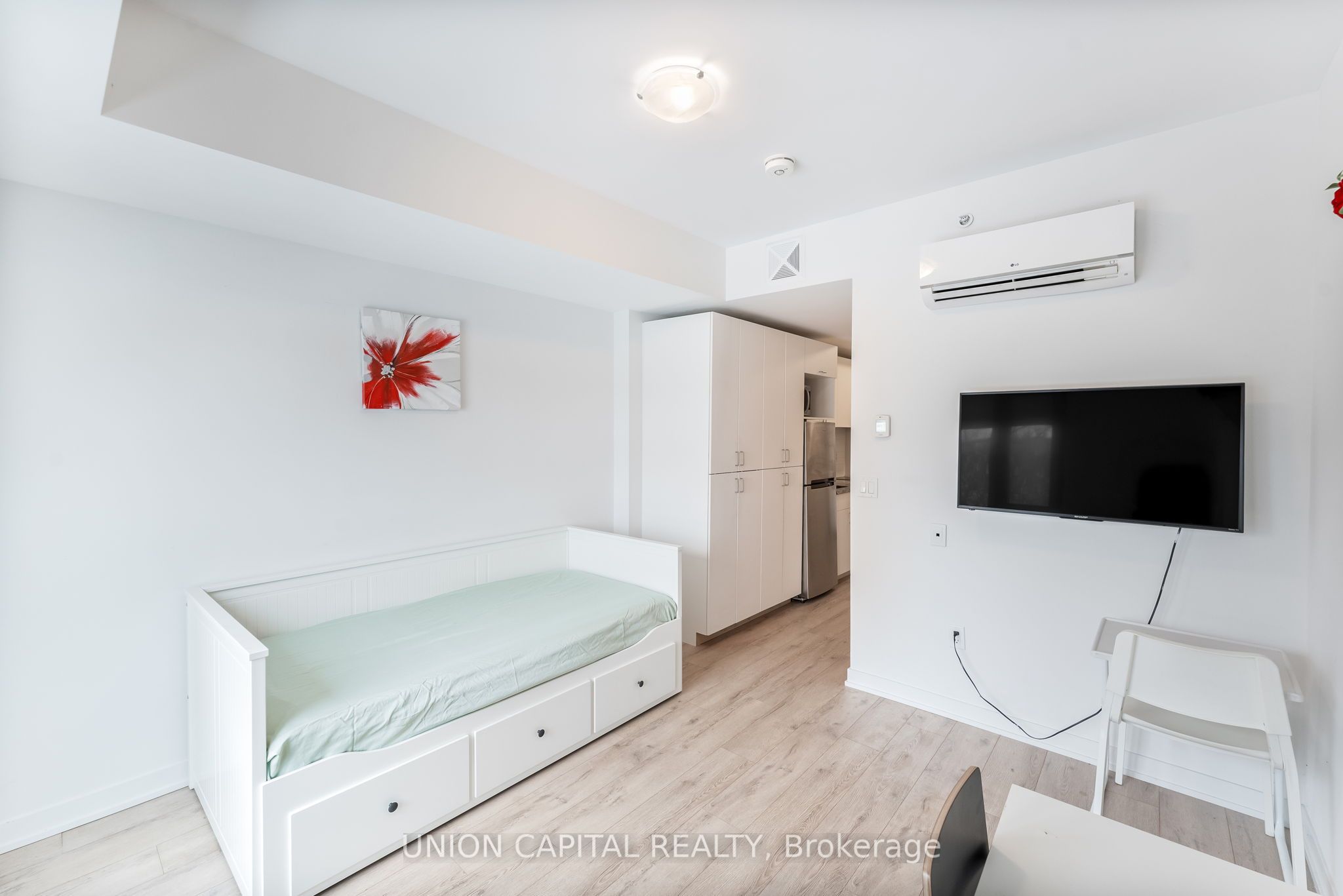 1800 Simcoe Street 201 Property Photo 7
