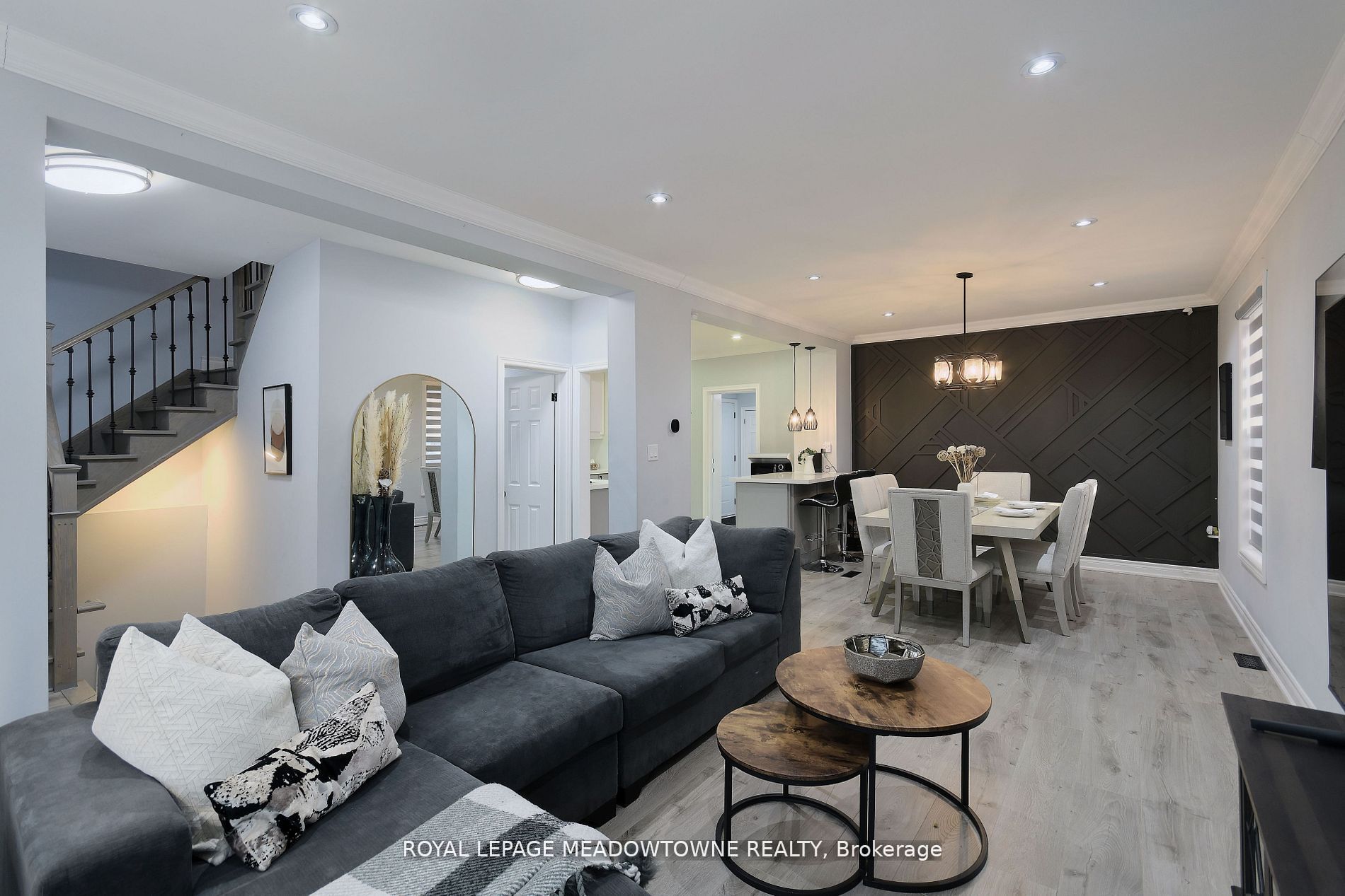 260 Athol Street E Property Photo 1