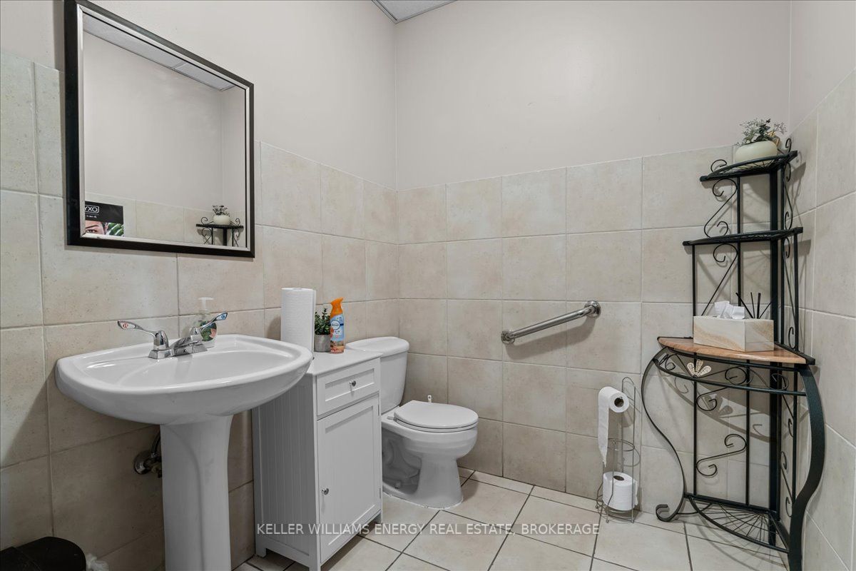 #4 - 1084 Salk Road Property Photo 14
