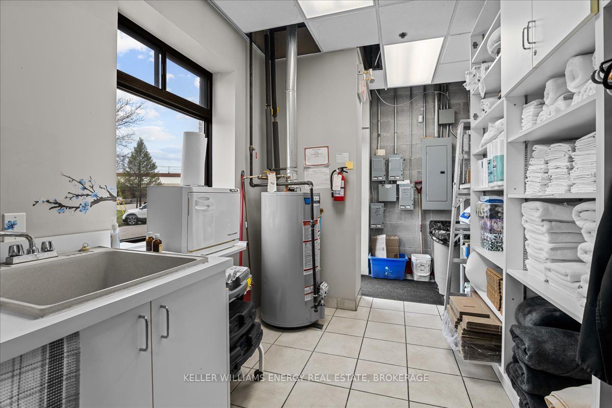 #4 - 1084 Salk Road Property Photo 25
