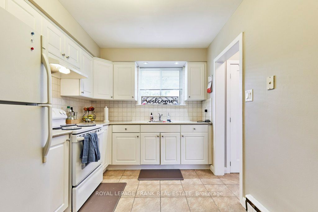 706 Dunlop St W Property Photo 4
