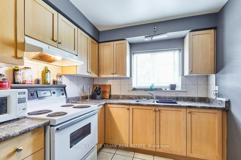 706 Dunlop St W Property Photo 11