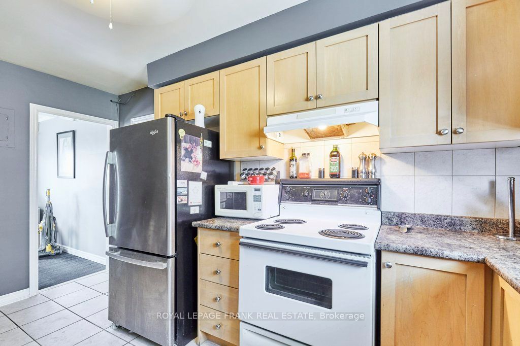 706 Dunlop St W Property Photo 13