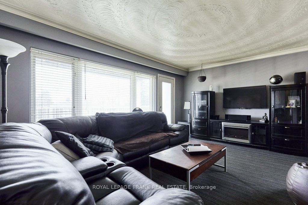 706 Dunlop St W Property Photo 15