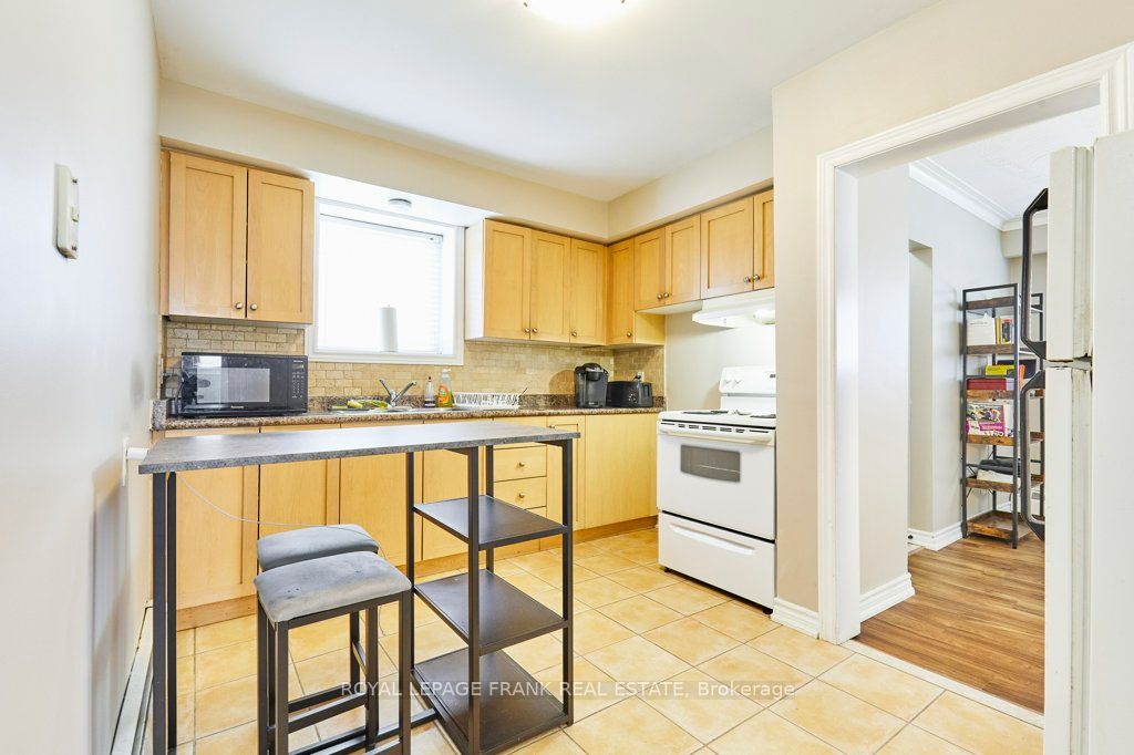 706 Dunlop St W Property Photo 21