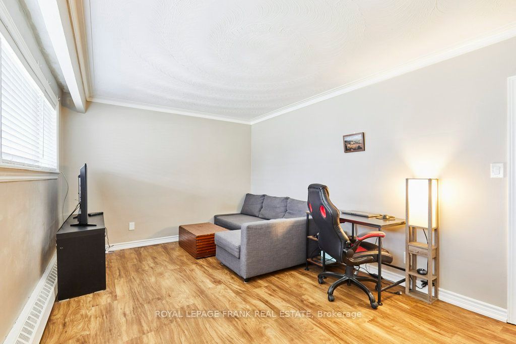 706 Dunlop St W Property Photo 22