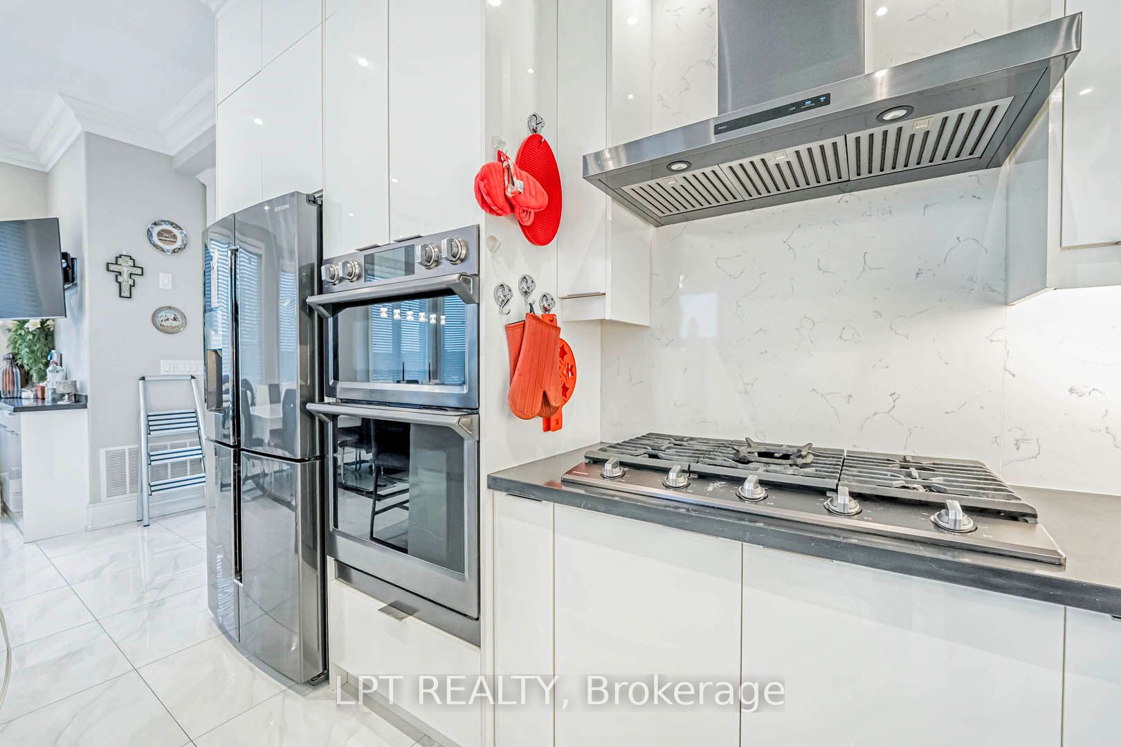 386 Kennedy Road Property Photo 18