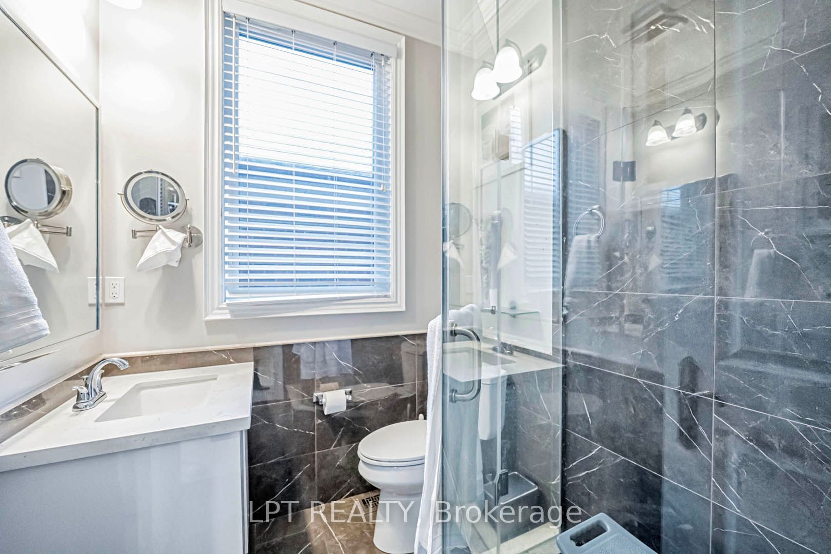 386 Kennedy Road Property Photo 21