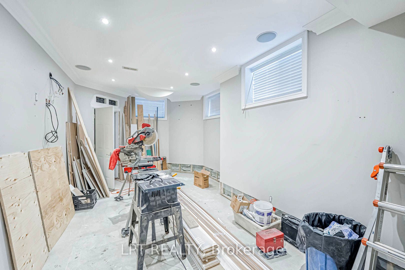386 Kennedy Road Property Photo 33