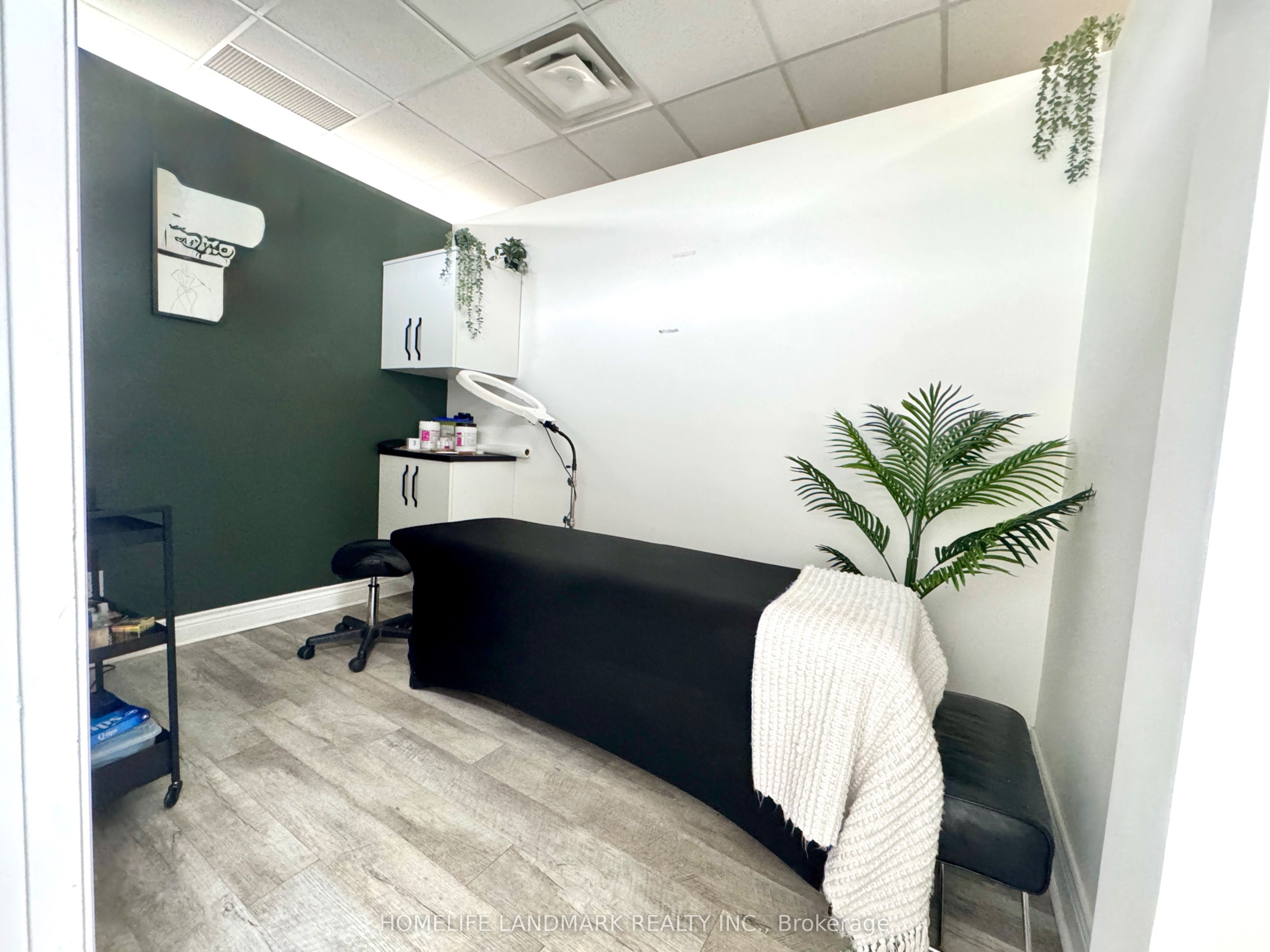 #ground Unit - 373 Broadview Avenue Property Photo 6
