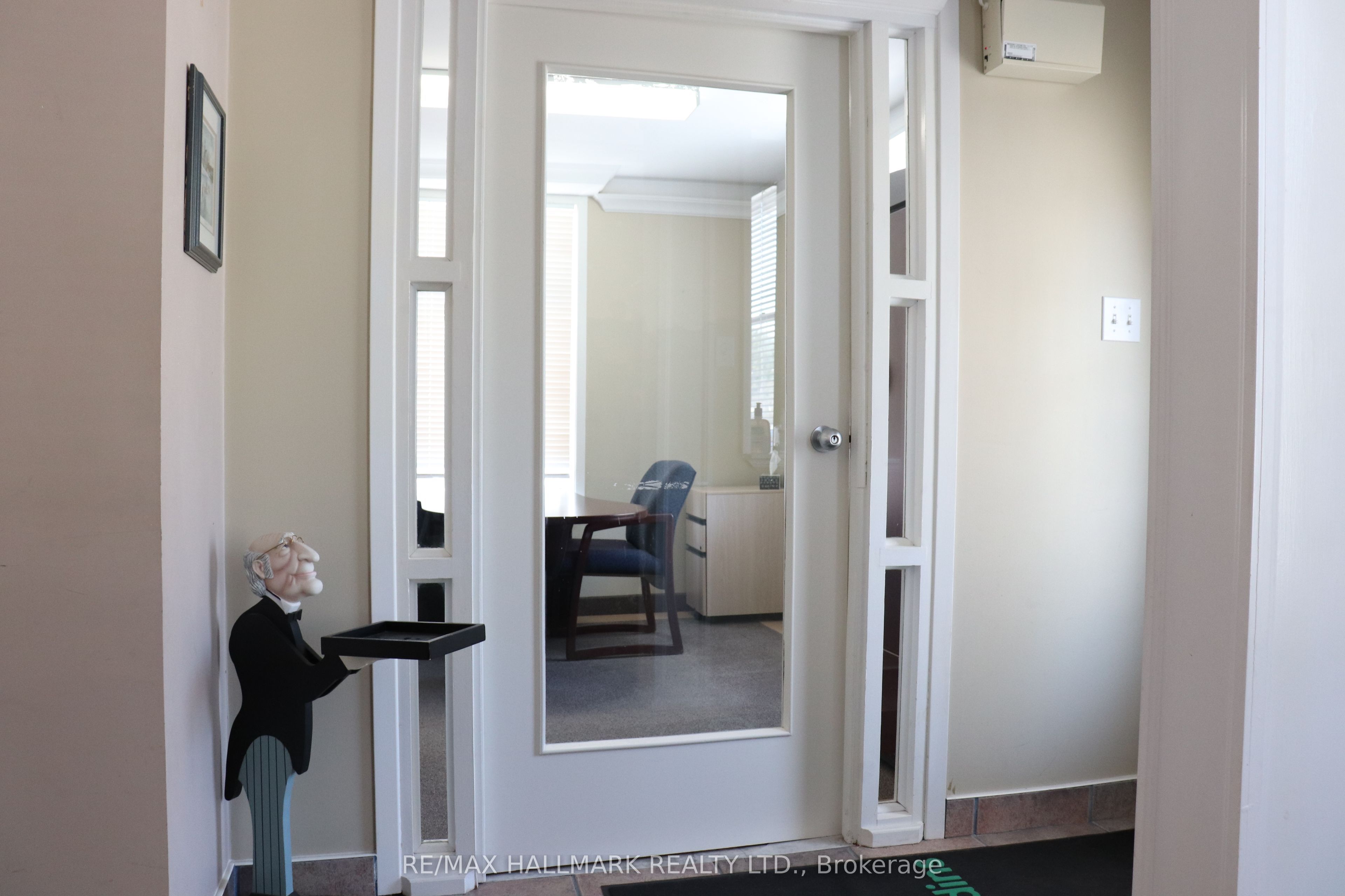 #main Level - 571 Kingston Road Property Photo 5
