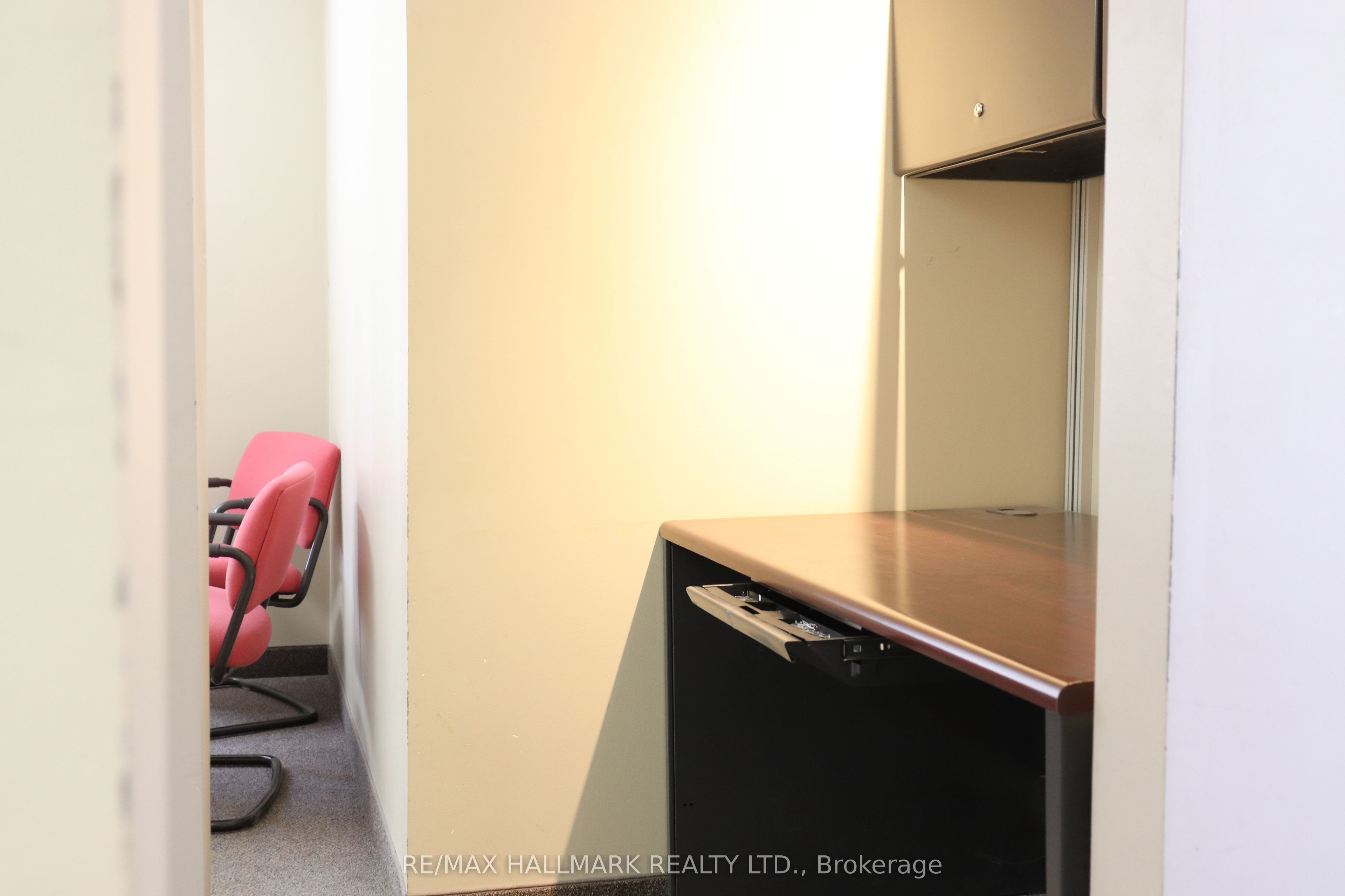 #main Level - 571 Kingston Road Property Photo 8