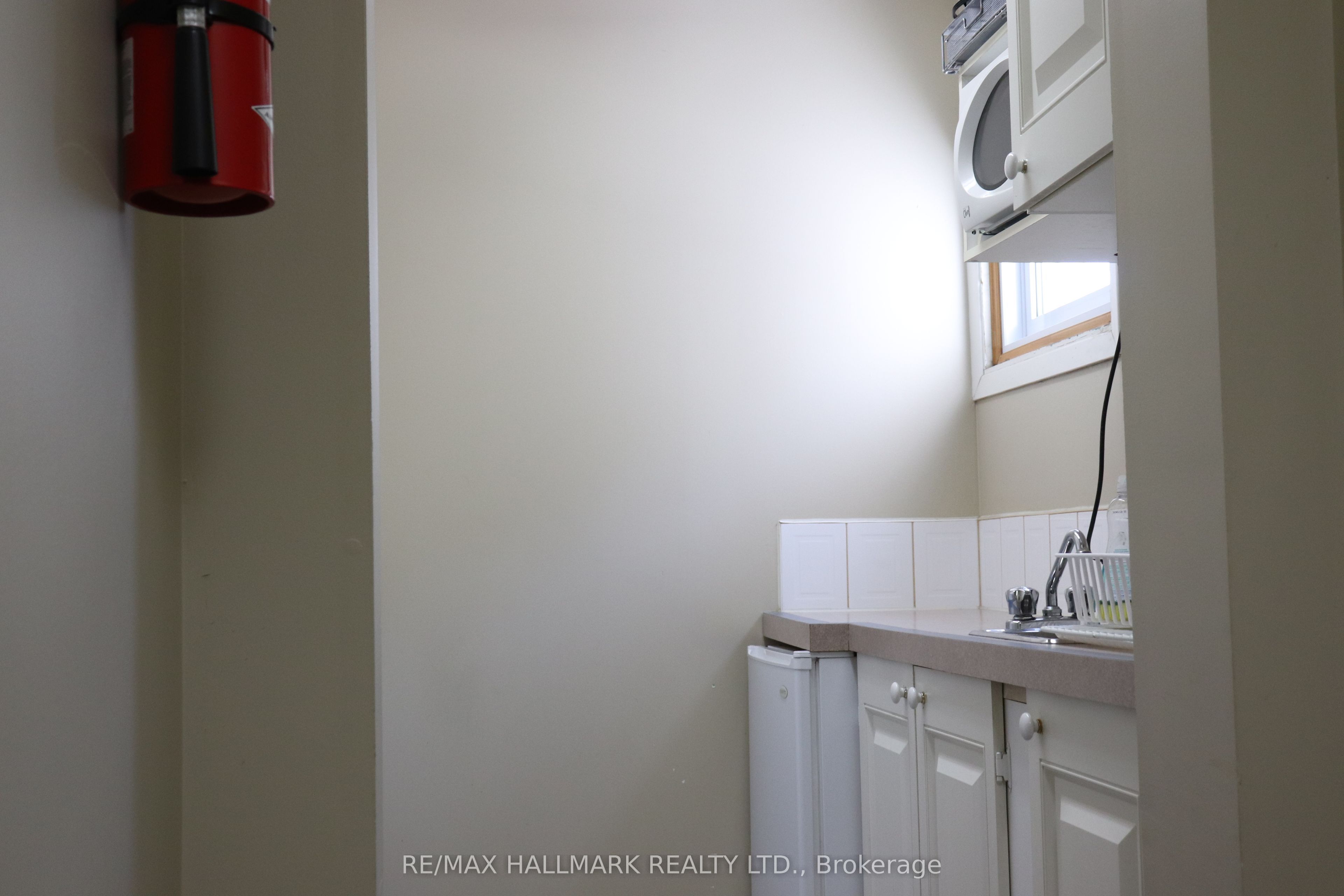 #main Level - 571 Kingston Road Property Photo 12