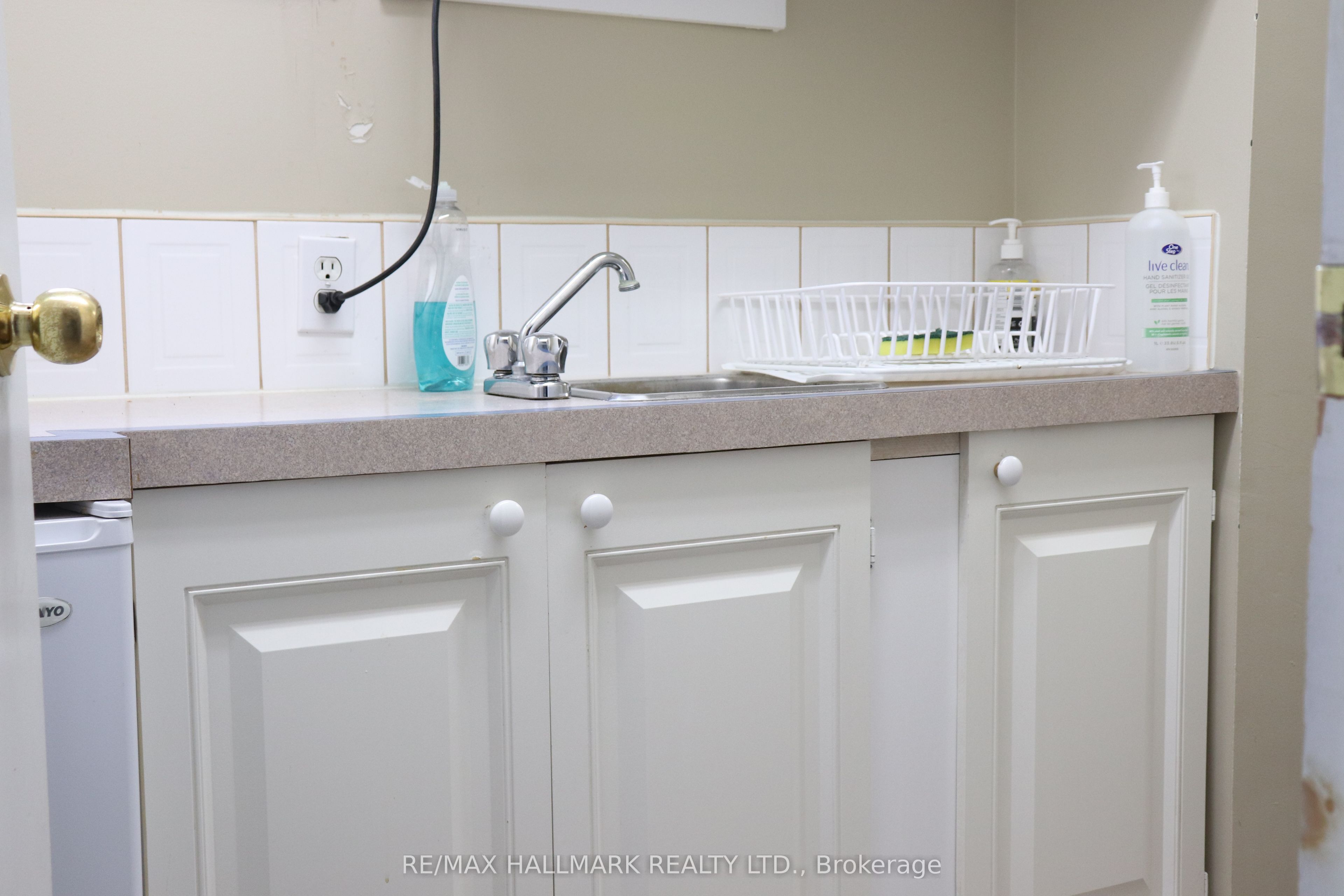 #main Level - 571 Kingston Road Property Photo 13