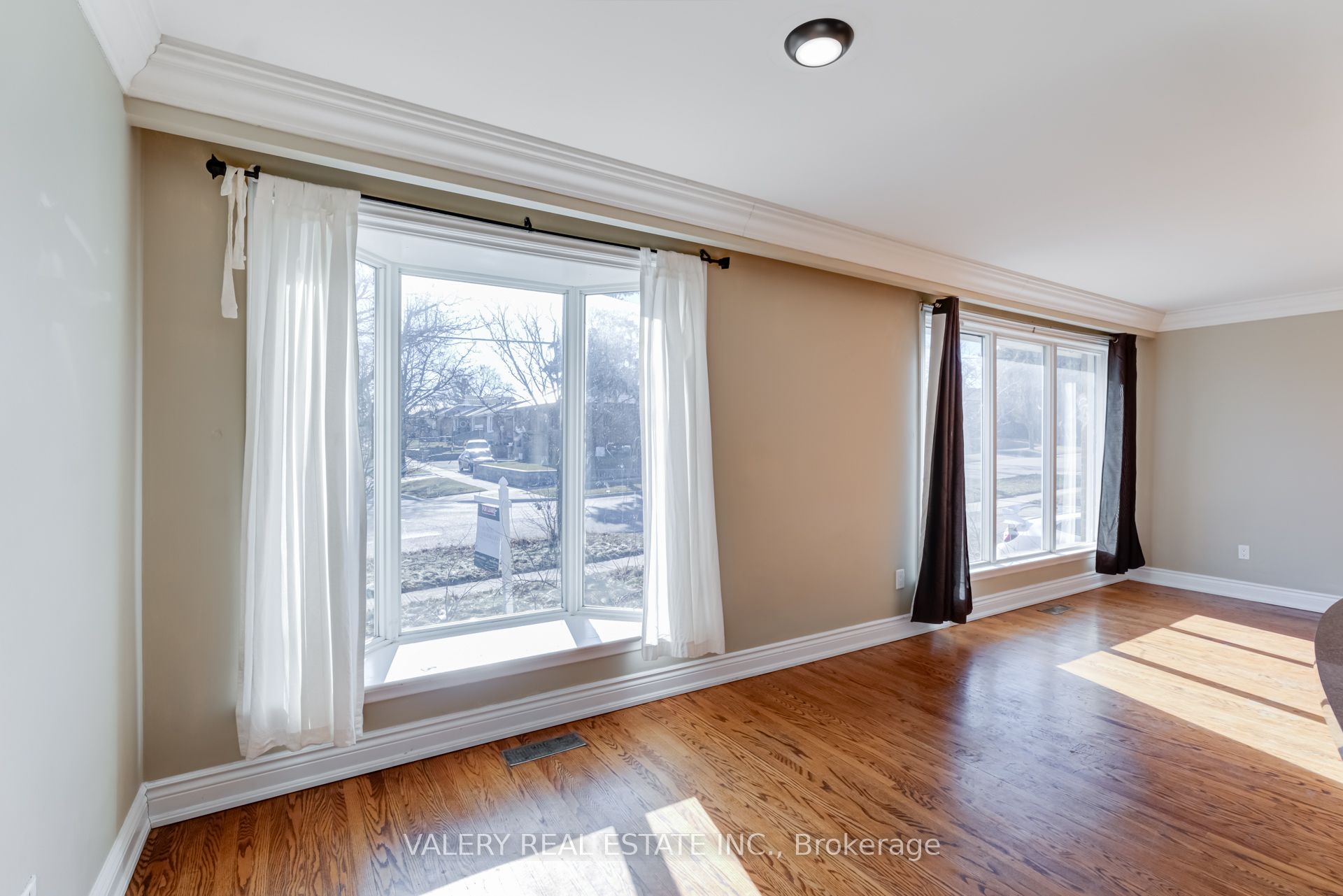 #main - 118 Dorcot Avenue Property Photo 8