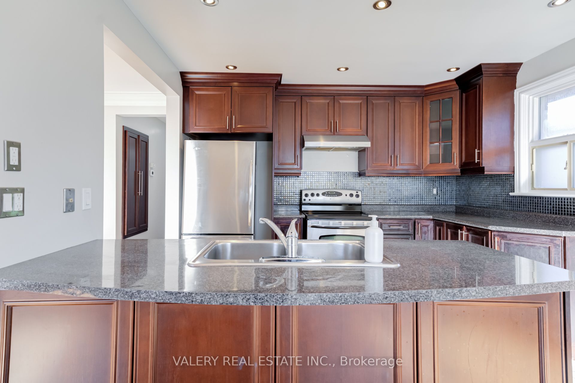 #main - 118 Dorcot Avenue Property Photo 9