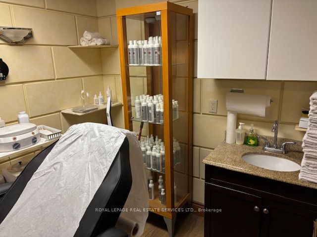#c & D - 2116 Queen Street Property Photo 7