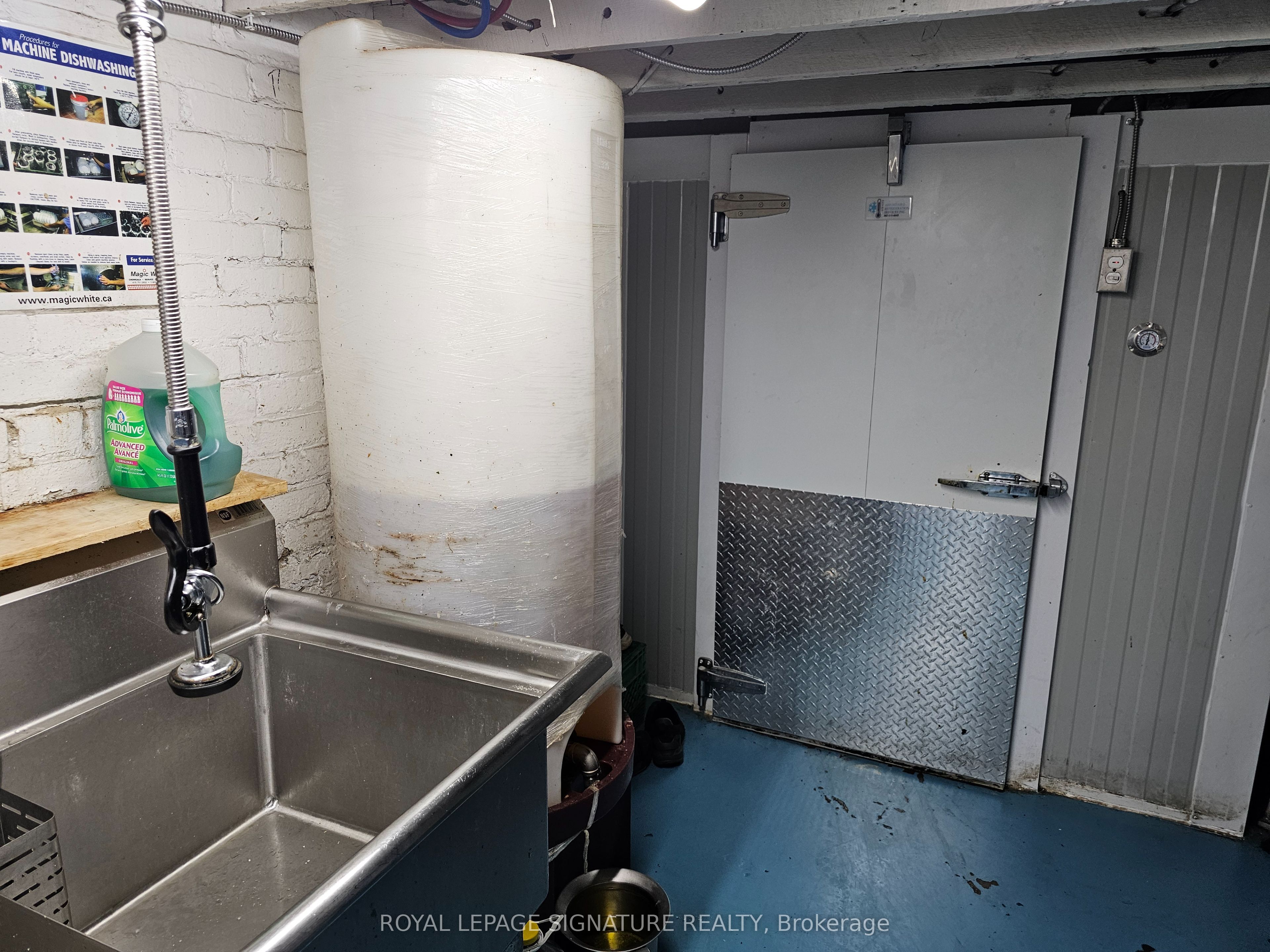 731 Queen Street E Property Photo 17