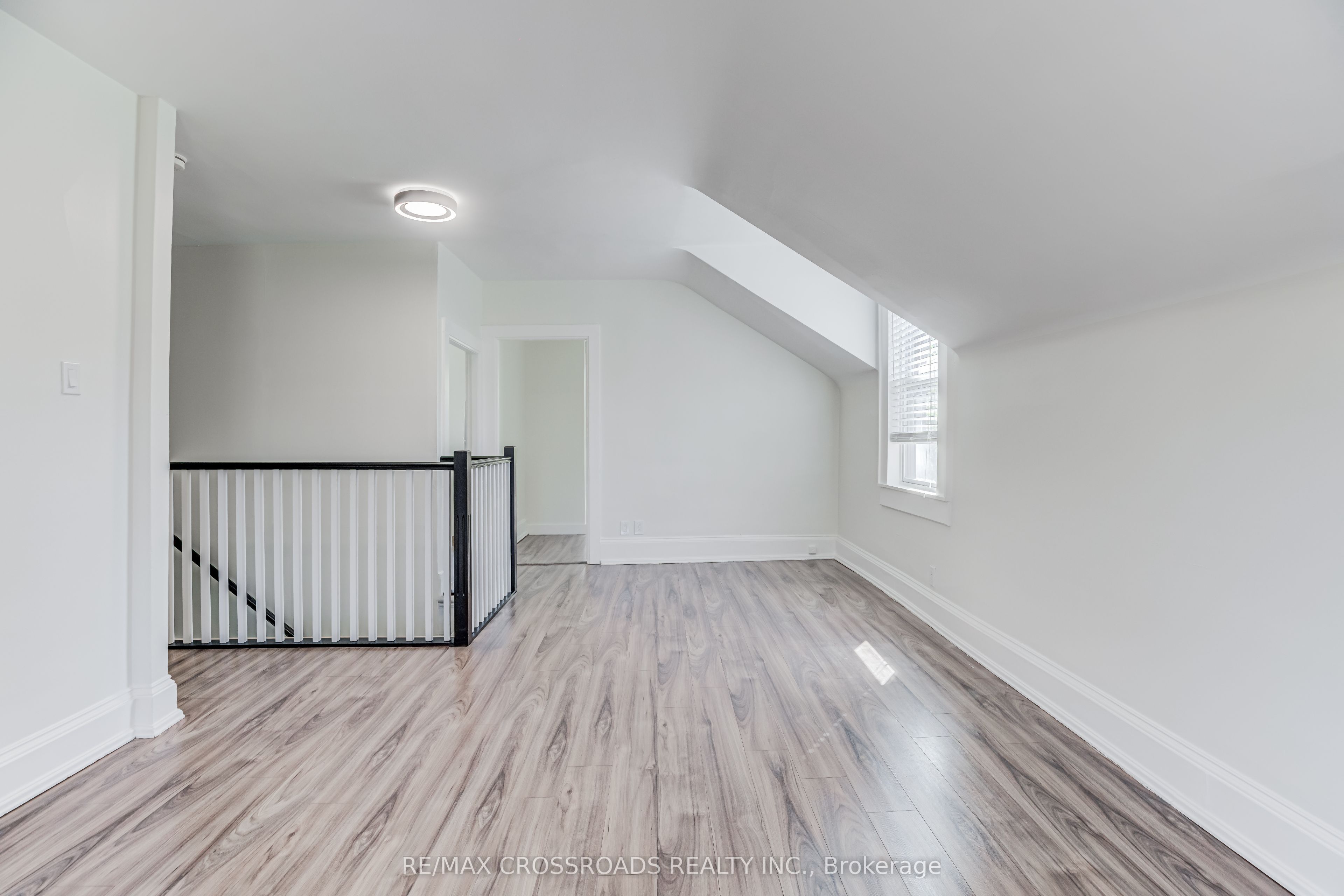 530 Kingston Road W Property Photo 8