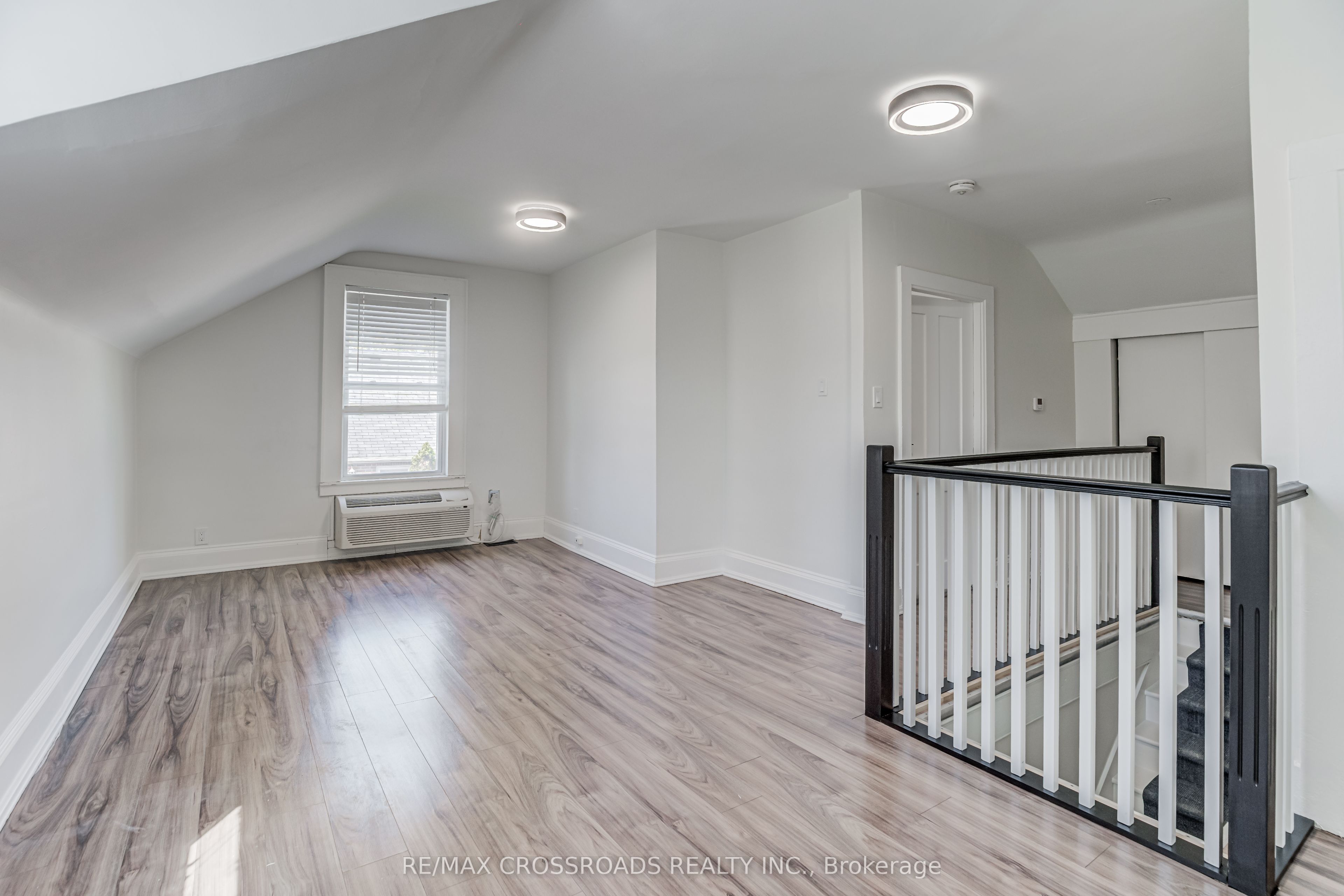 530 Kingston Road W Property Photo 9