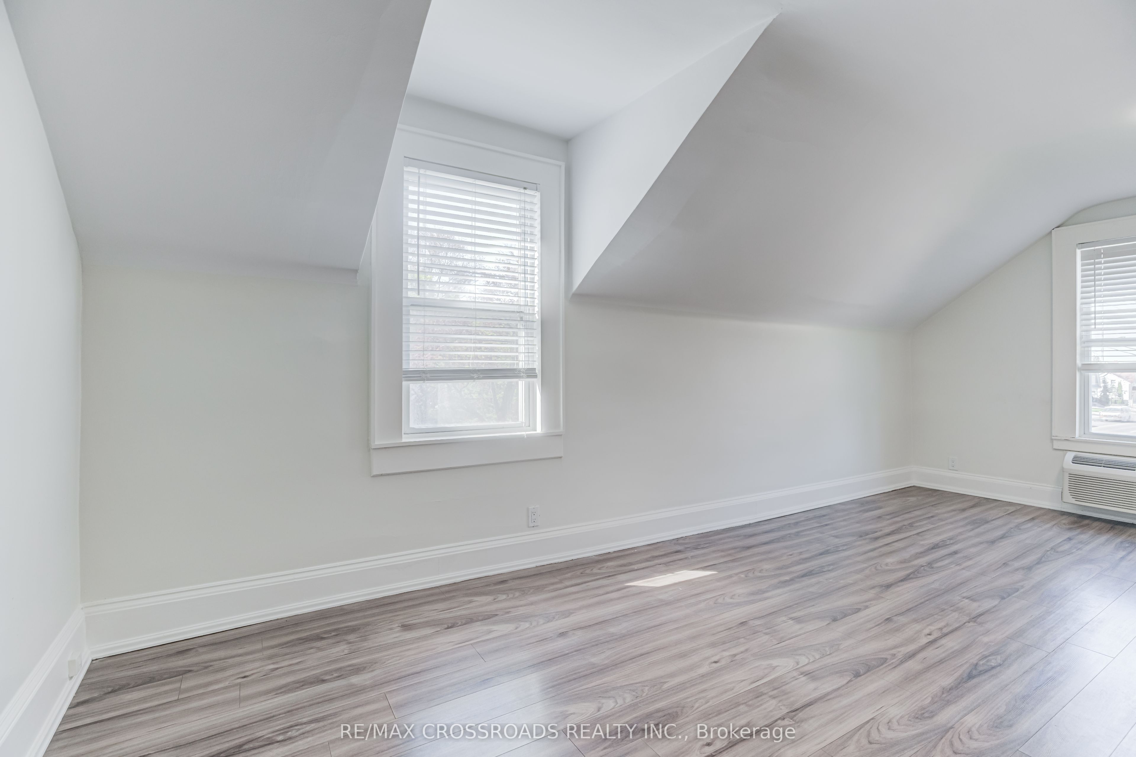 530 Kingston Road W Property Photo 10