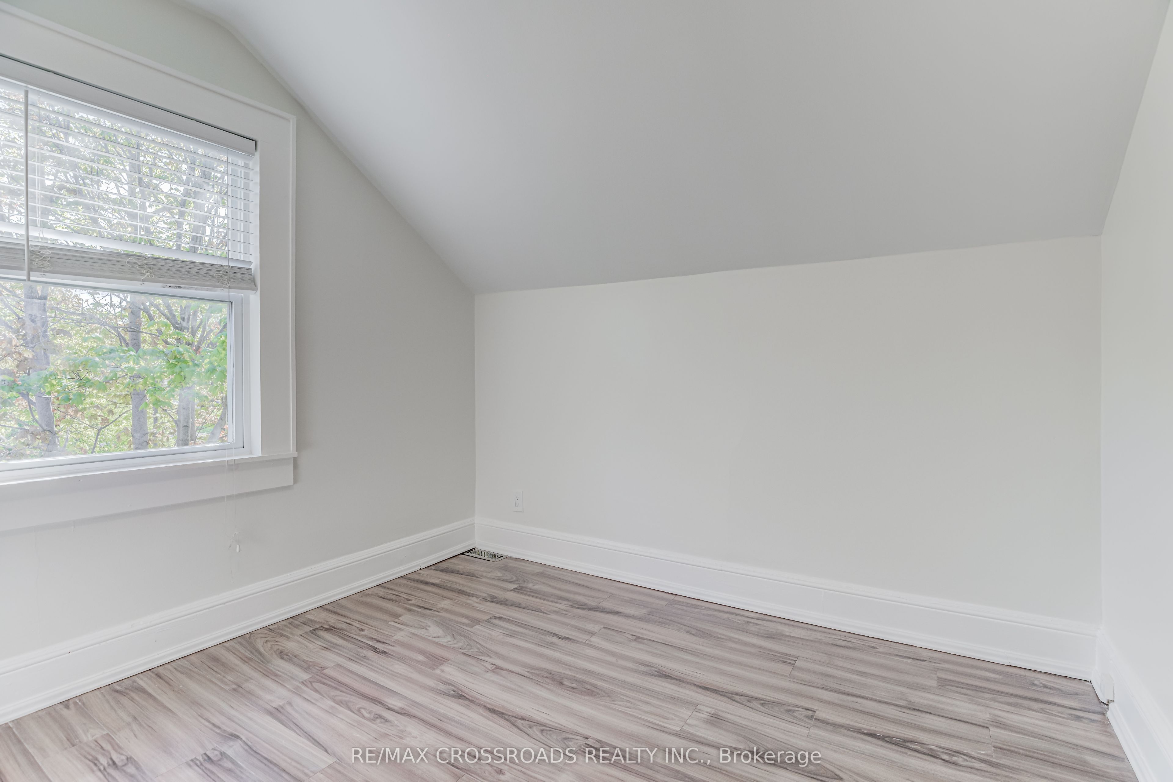530 Kingston Road W Property Photo 11