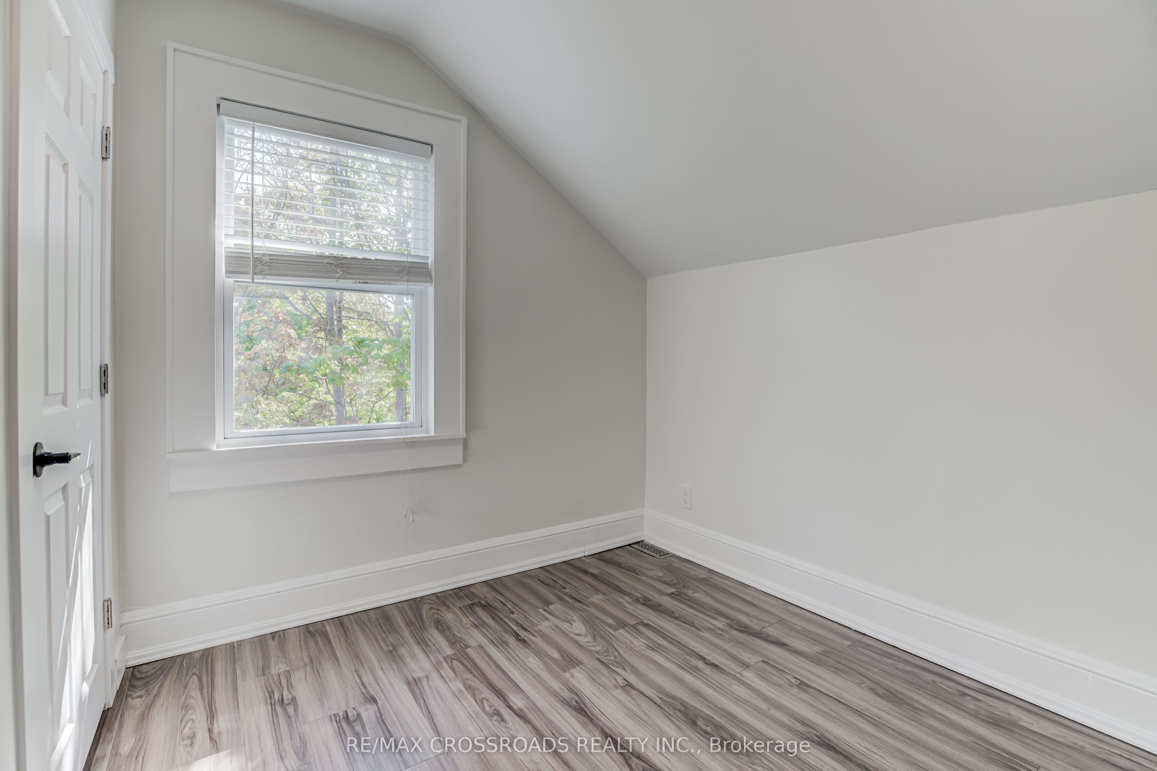 530 Kingston Road W Property Photo 12