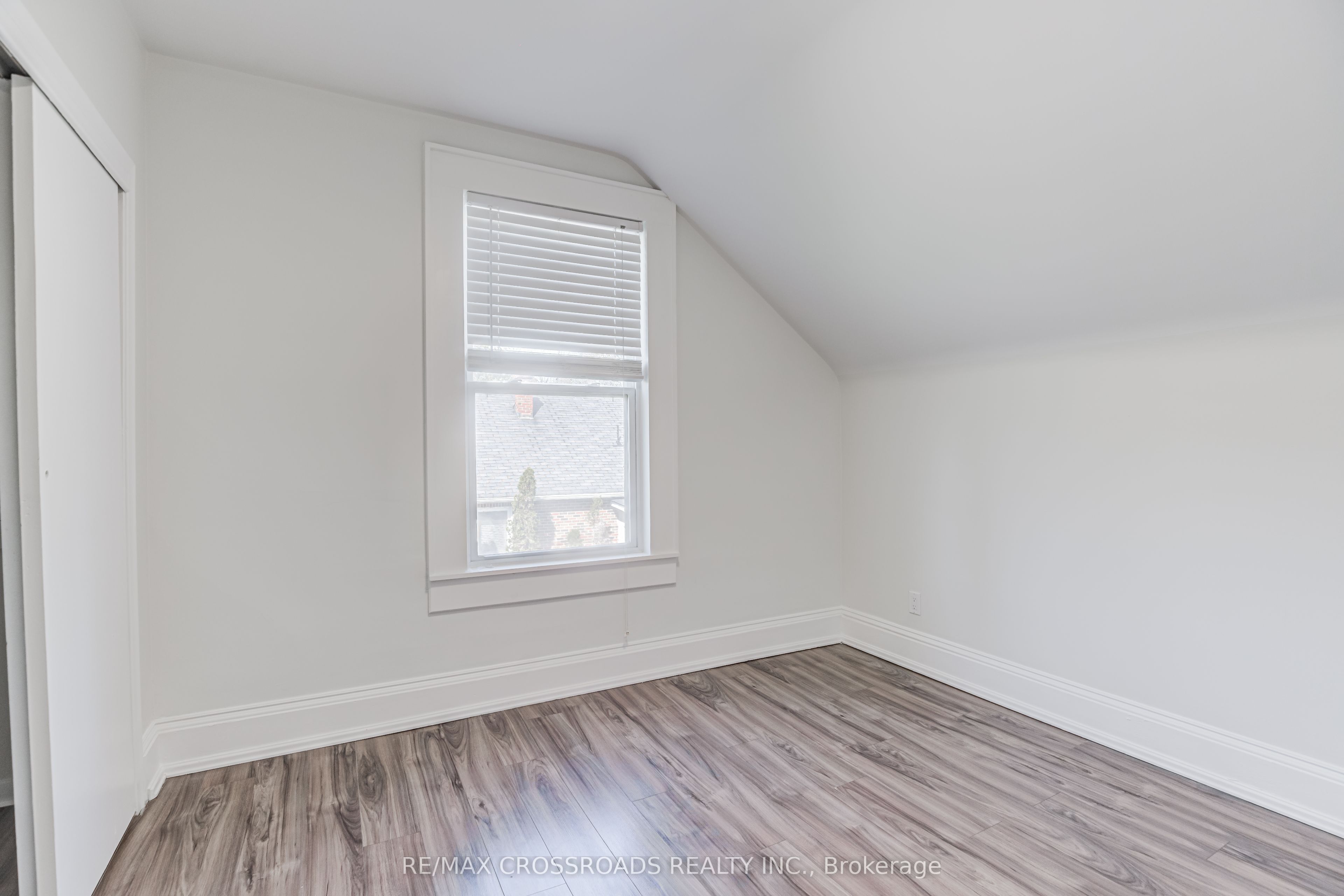 530 Kingston Road W Property Photo 14