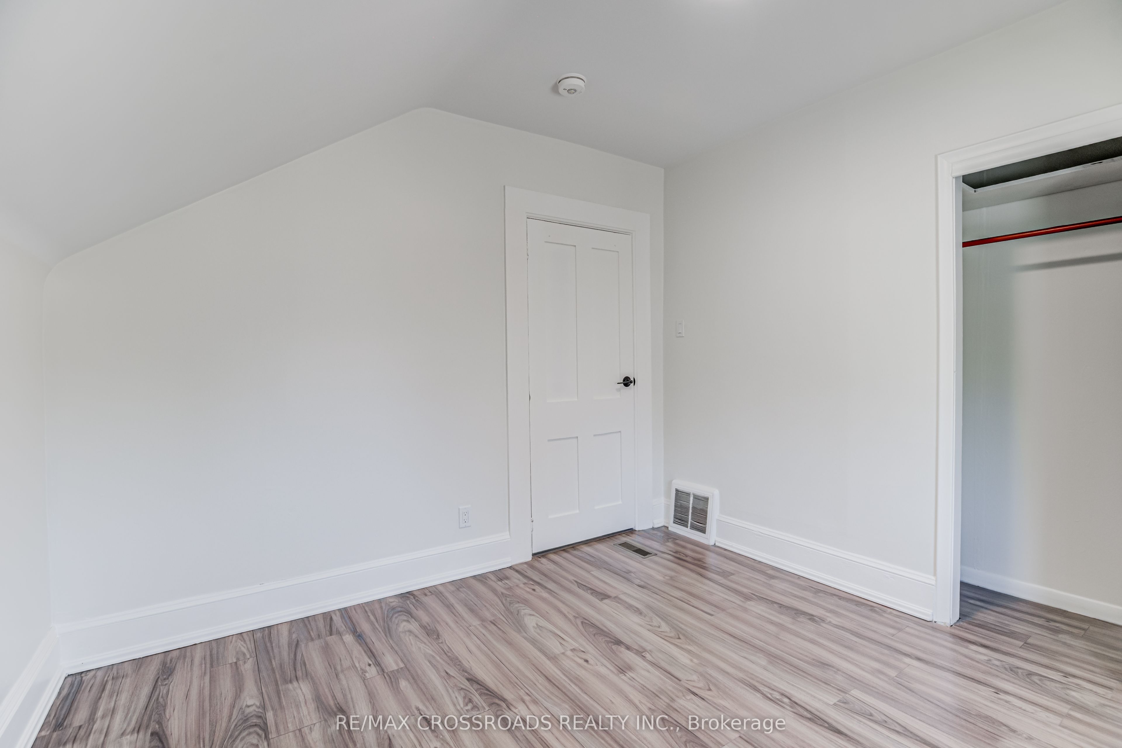 530 Kingston Road W Property Photo 16
