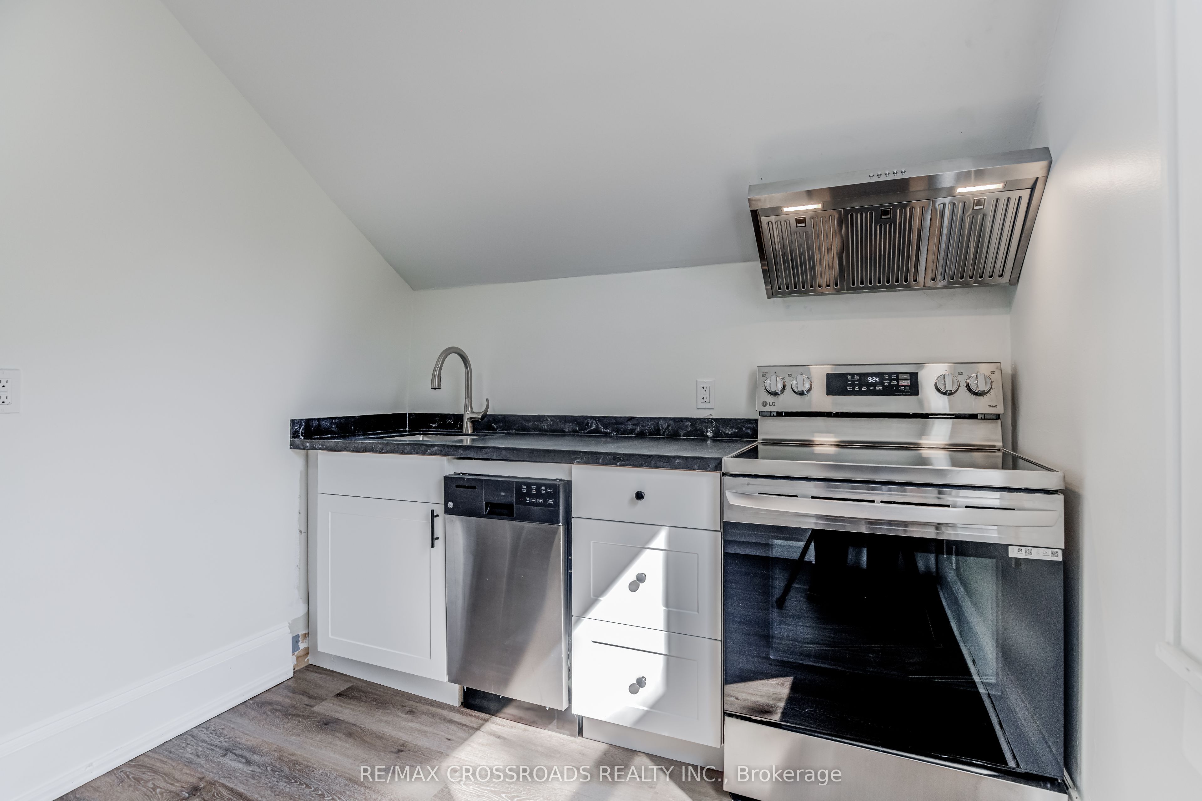 530 Kingston Road W Property Photo 20