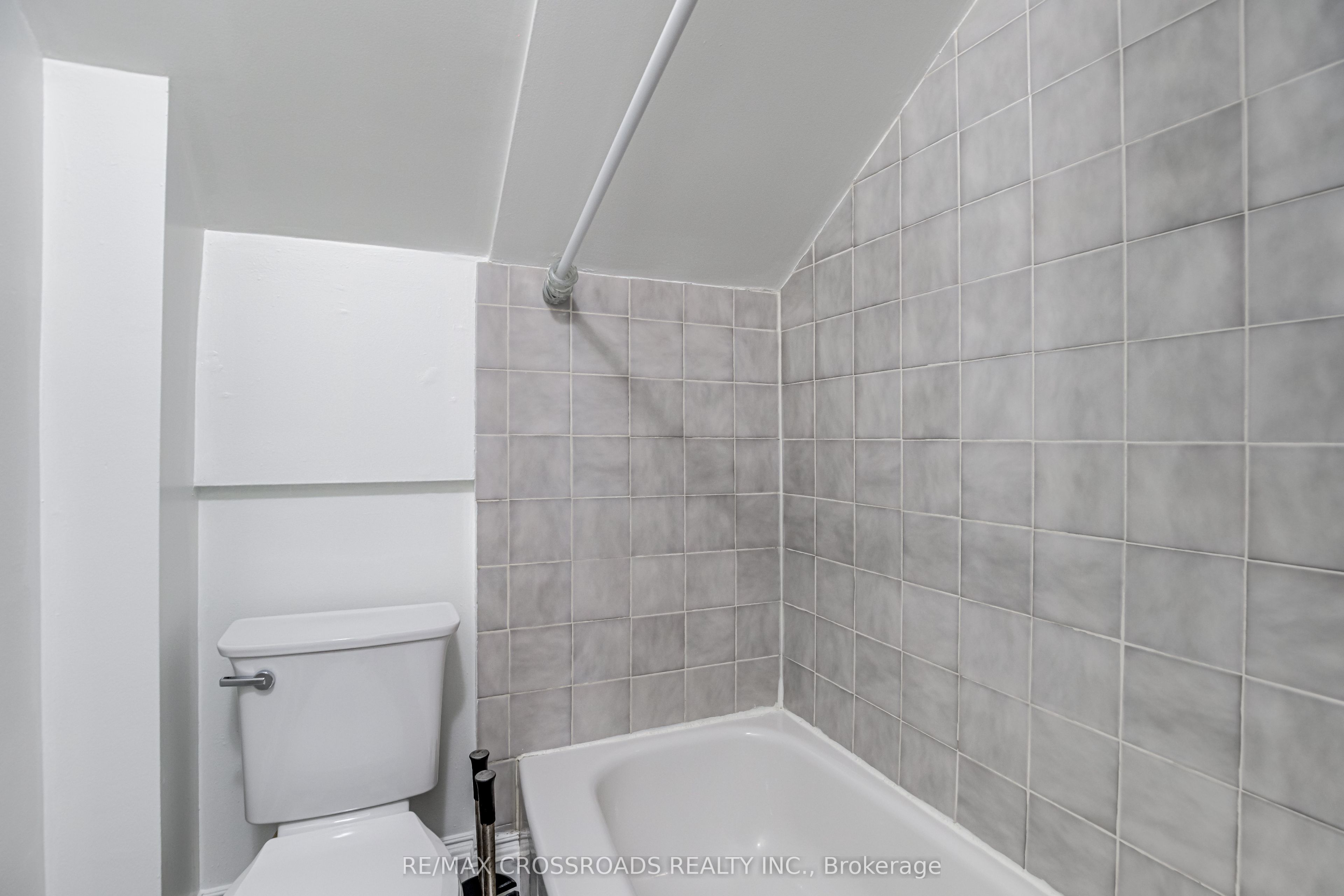 530 Kingston Road W Property Photo 22