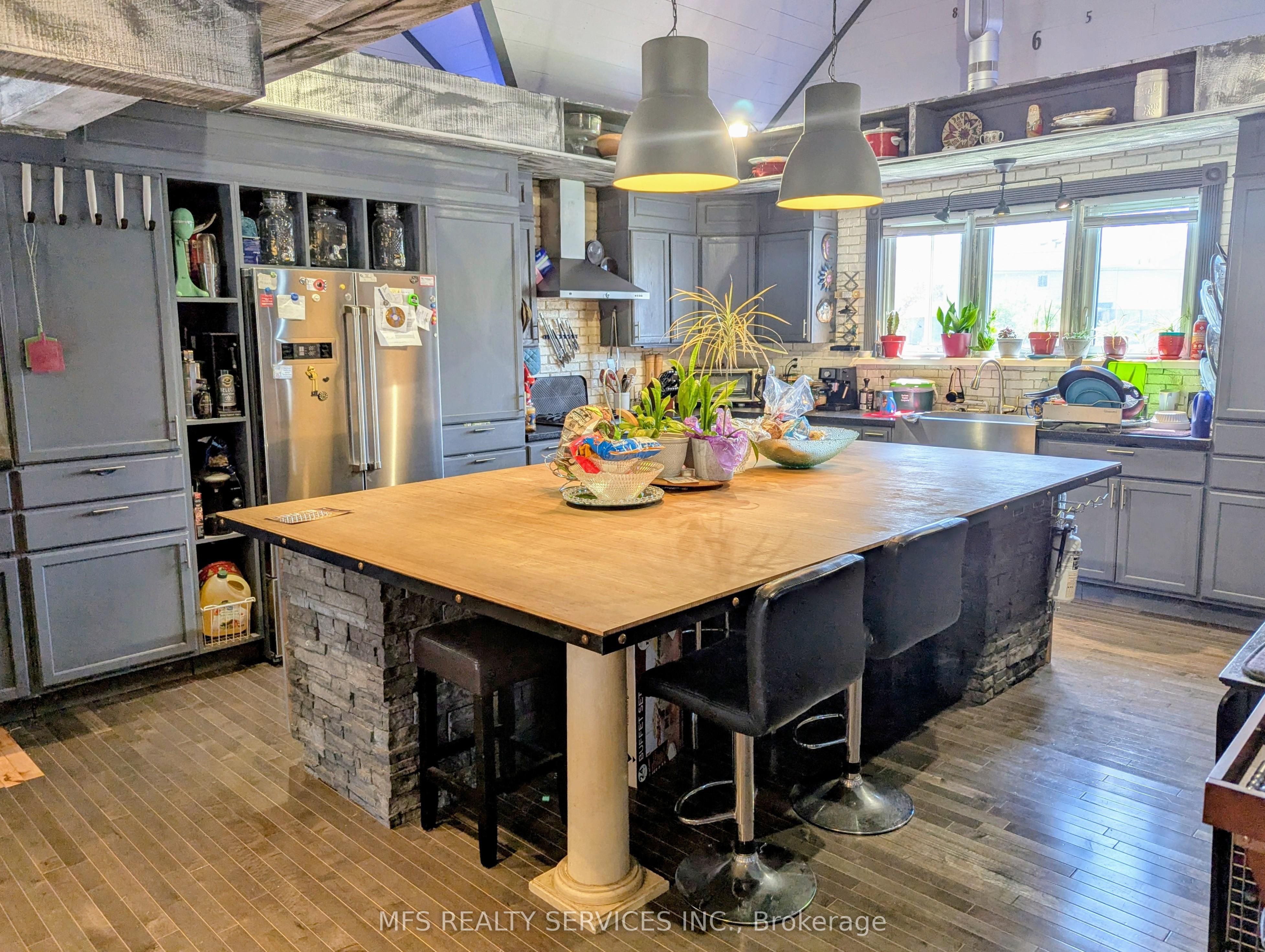 678 King Street W Property Photo 2