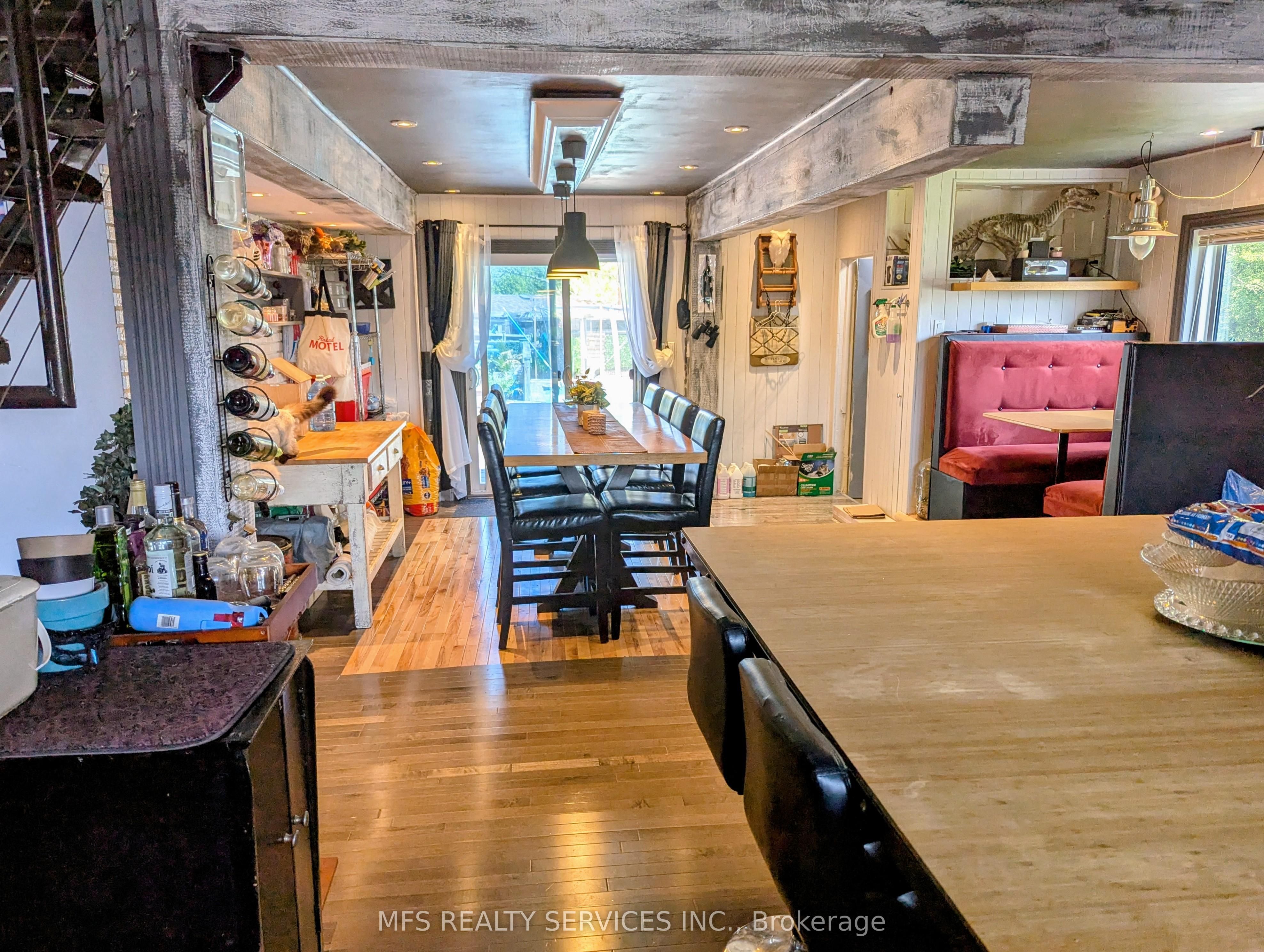 678 King Street W Property Photo 5