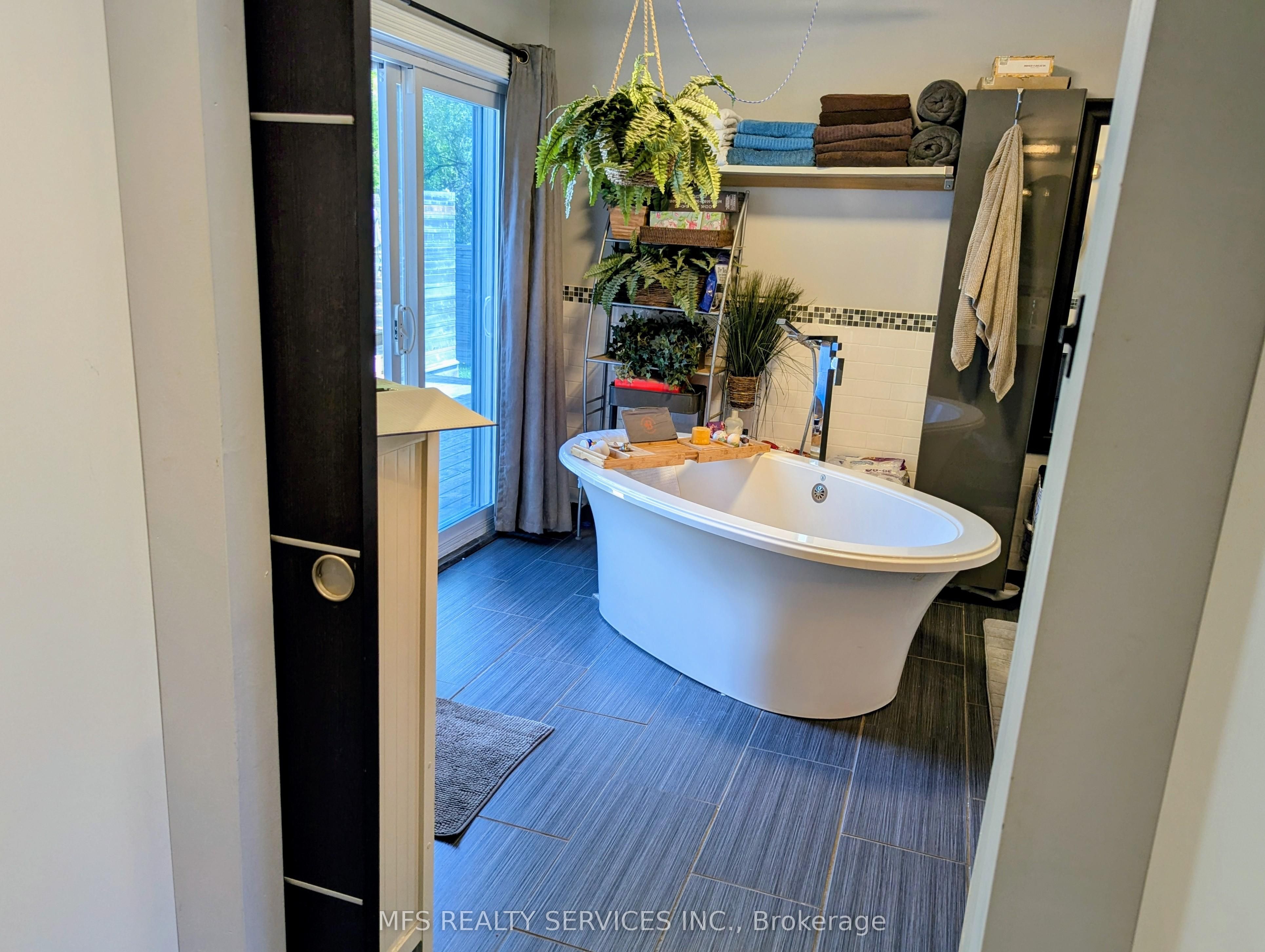 678 King Street W Property Photo 9