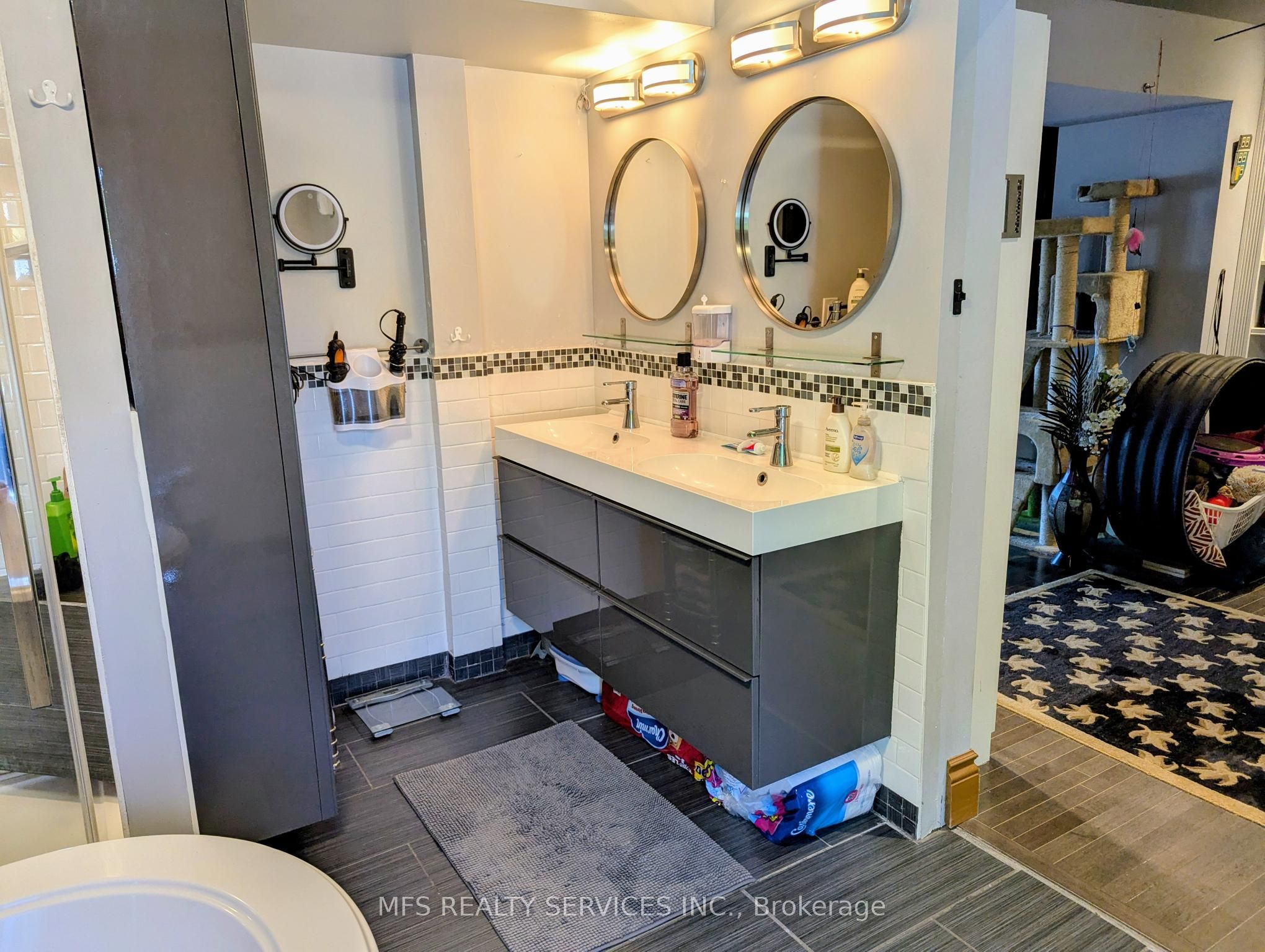 678 King Street W Property Photo 11