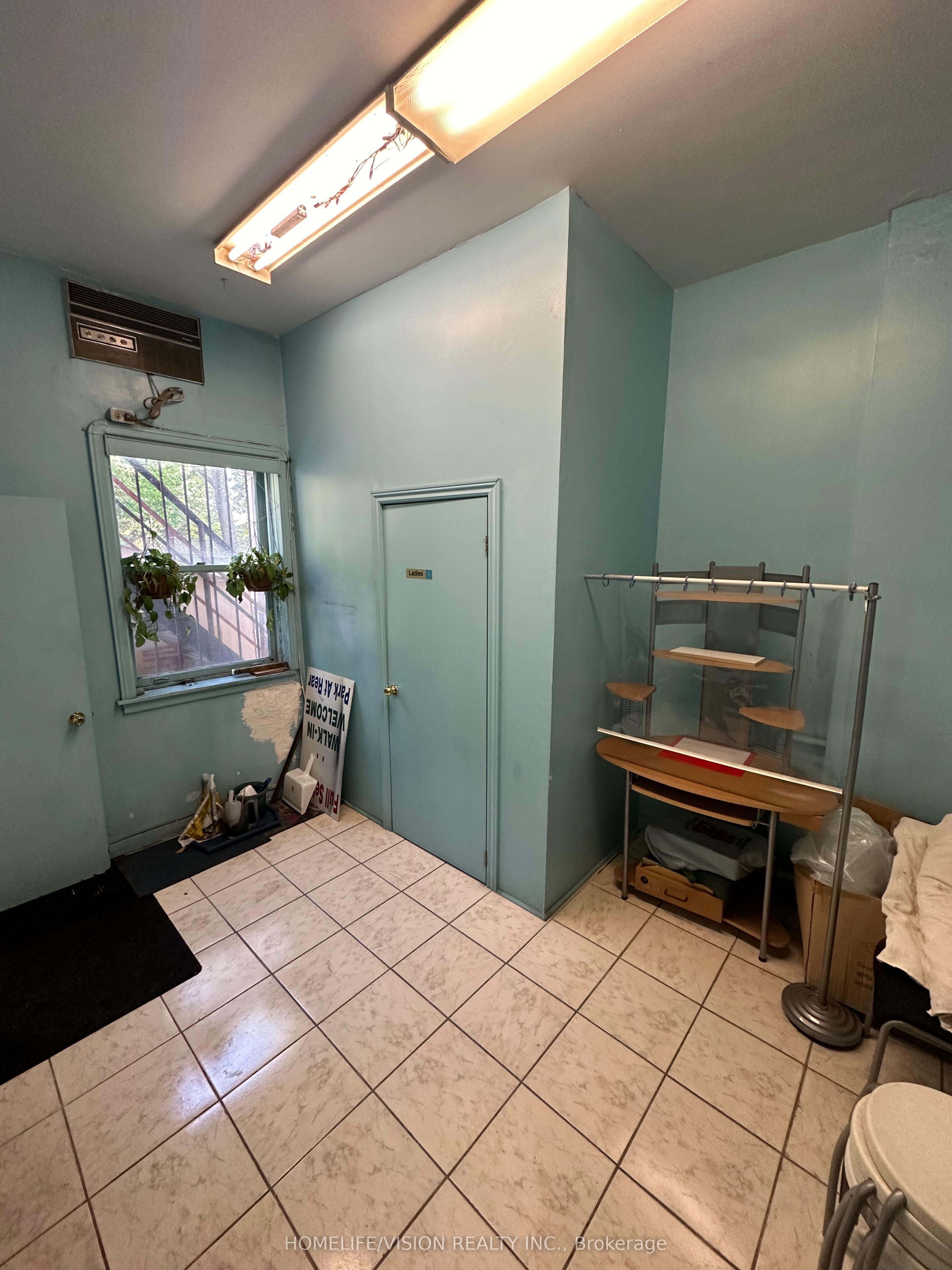 2877 St Clair Avenue E Property Photo 7