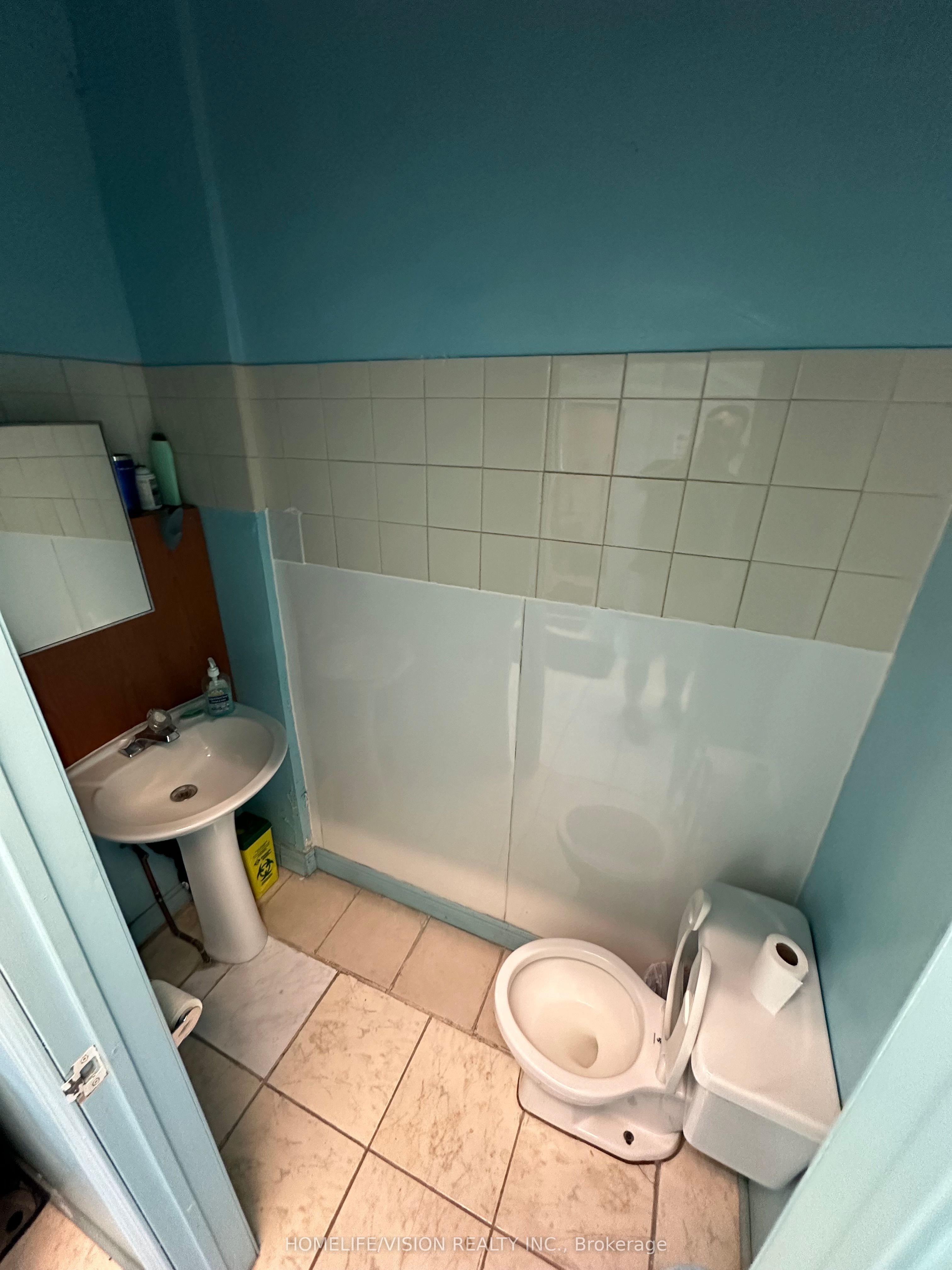 2877 St Clair Avenue E Property Photo 8