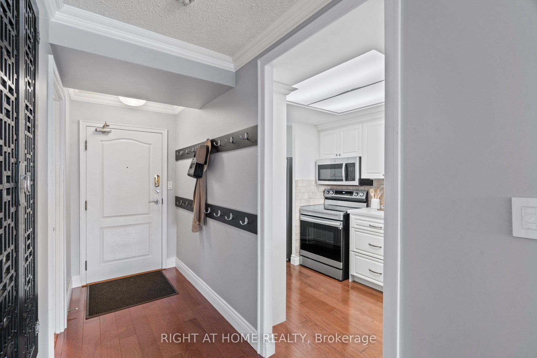 712 Rossland Rd E Property Photo