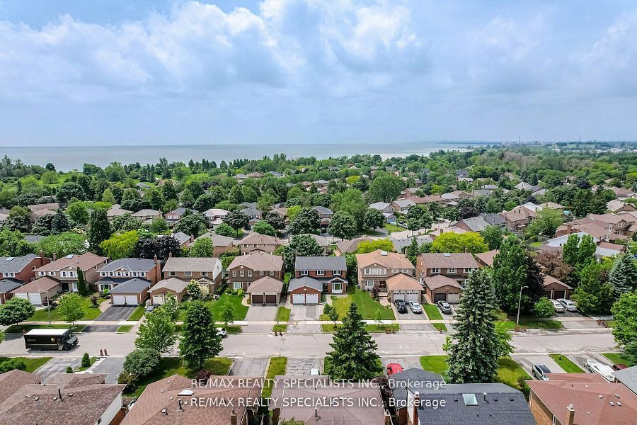 72 Farrow Cres Property Photo 1