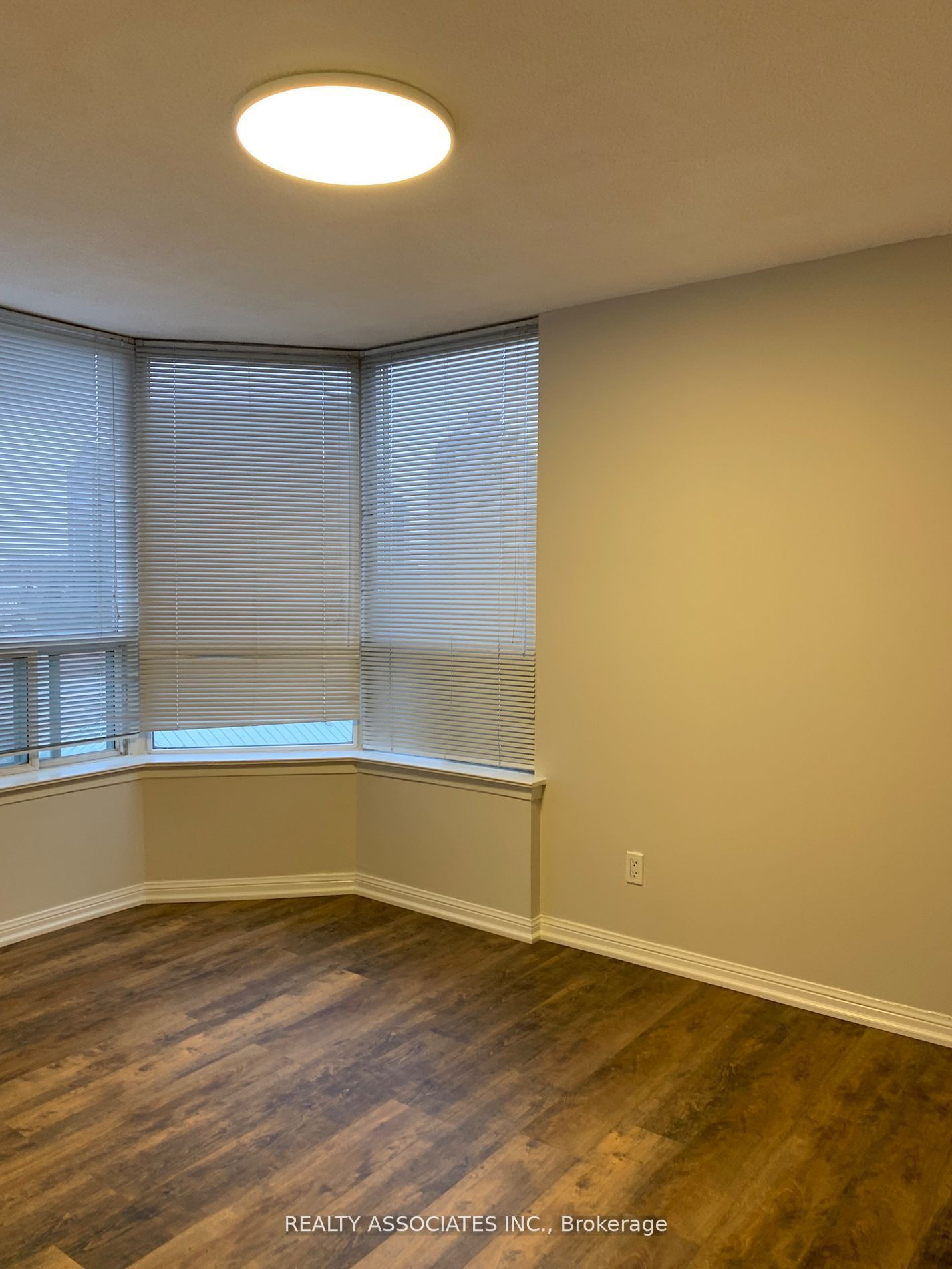 #705a - 88 Corporate Drive Property Photo 8